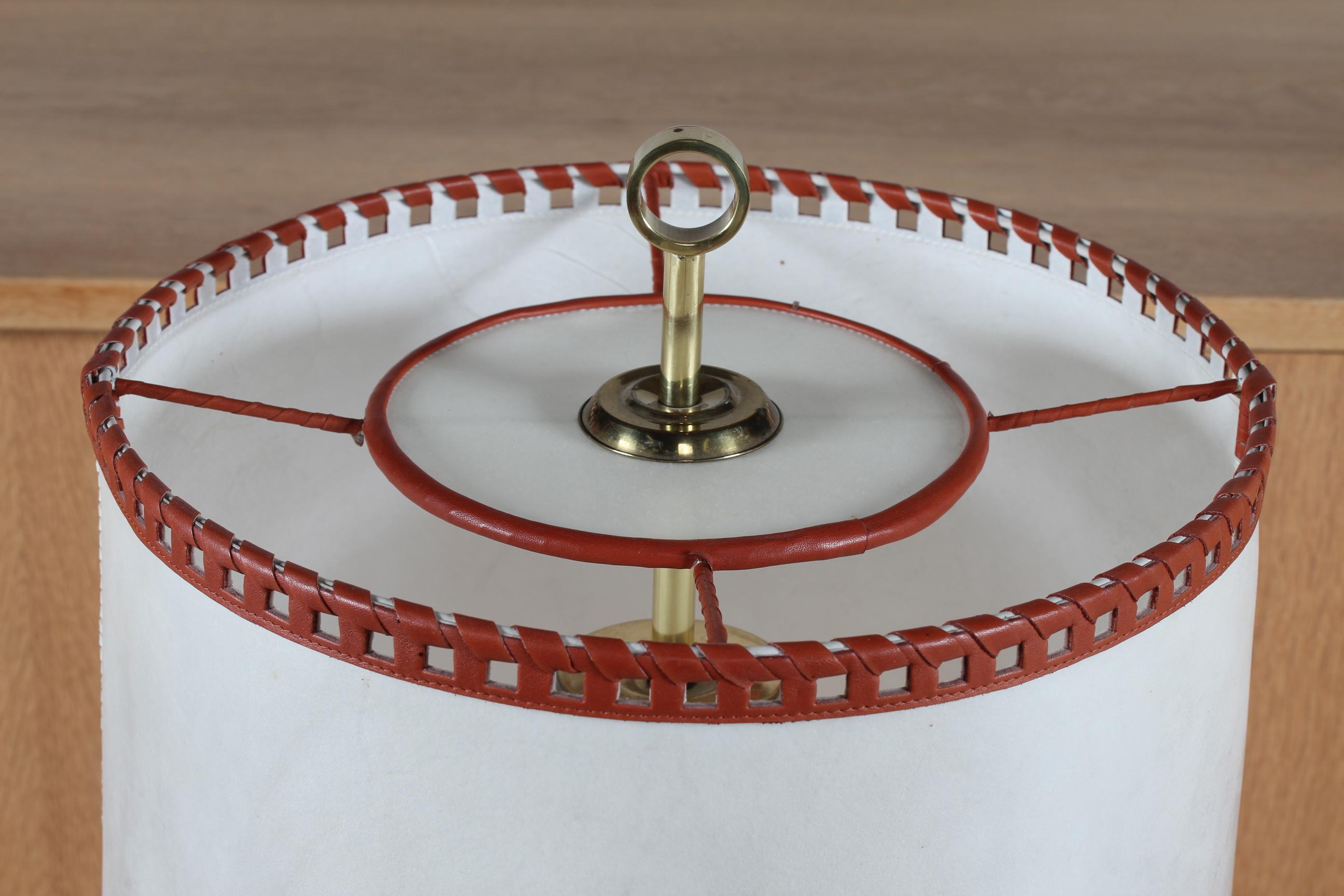 Cuir Grande lampe de table ou lampadaire réglable scandinave moderne des années 1960 en cuir brun-rouge en vente
