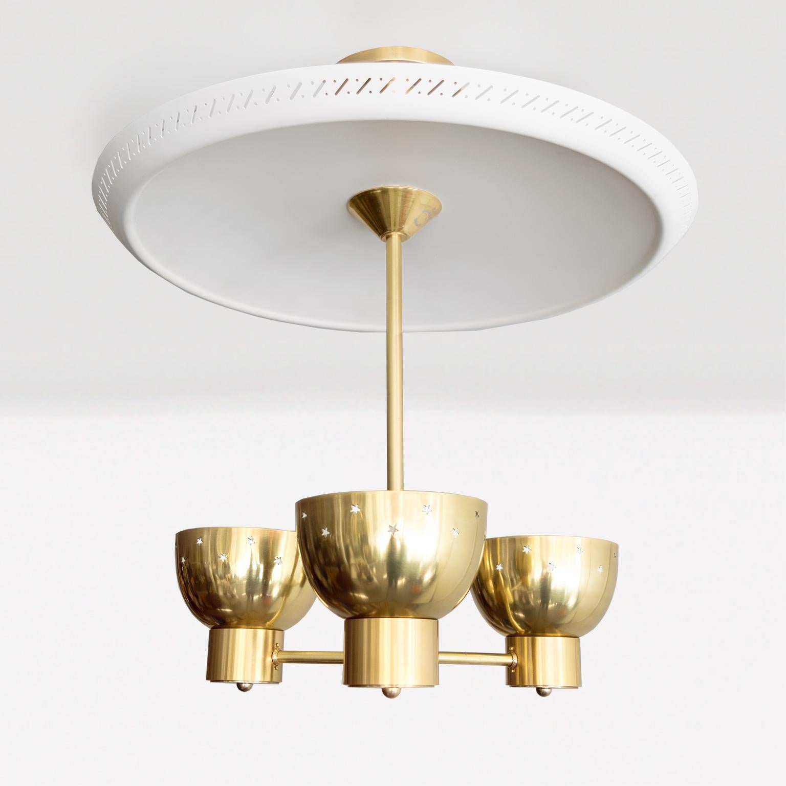 Scandinavo moderno Lampadario a 3 paralumi in ottone con grande riflettore in bianco, The Modern Scandinavian Modern. in vendita