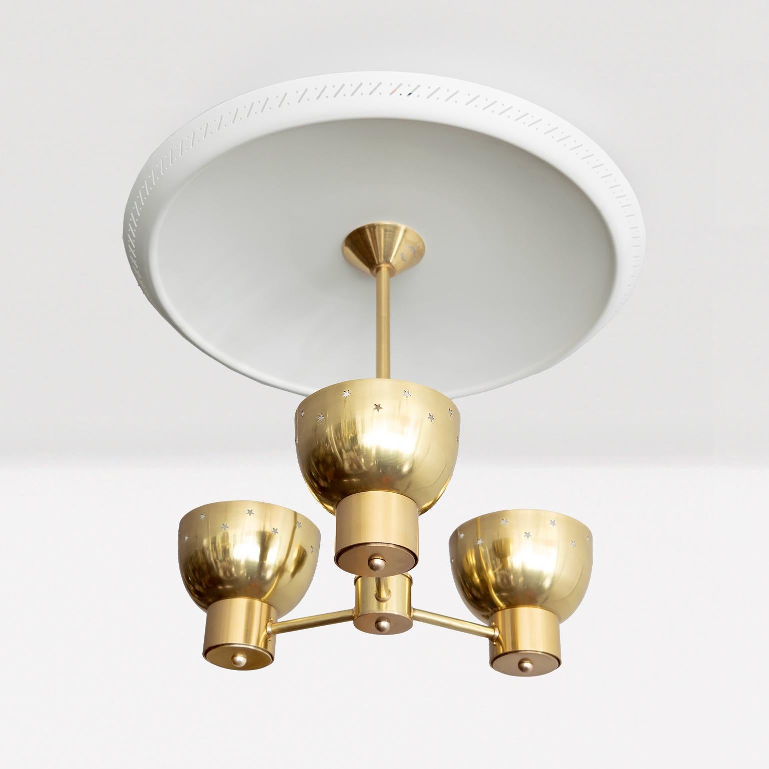 Svedese Lampadario a 3 paralumi in ottone con grande riflettore in bianco, The Modern Scandinavian Modern. in vendita