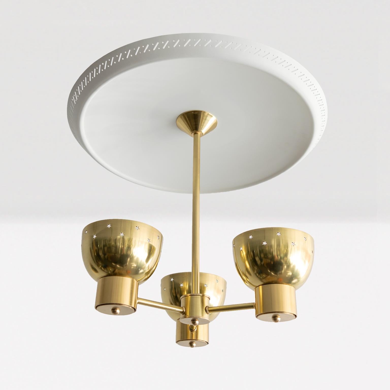 Laccato Lampadario a 3 paralumi in ottone con grande riflettore in bianco, The Modern Scandinavian Modern. in vendita