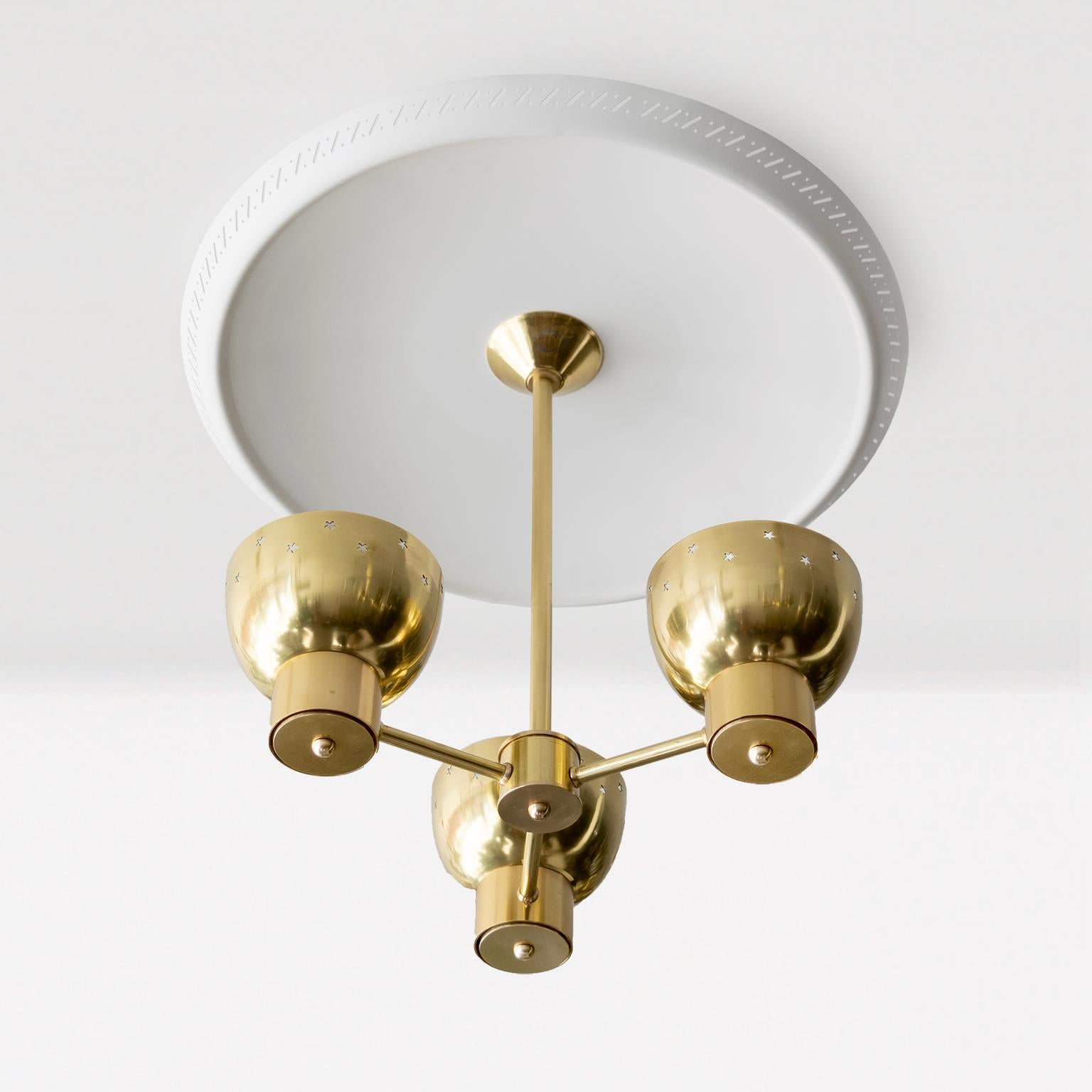 Lampadario a 3 paralumi in ottone con grande riflettore in bianco, The Modern Scandinavian Modern. In condizioni buone in vendita a New York, NY