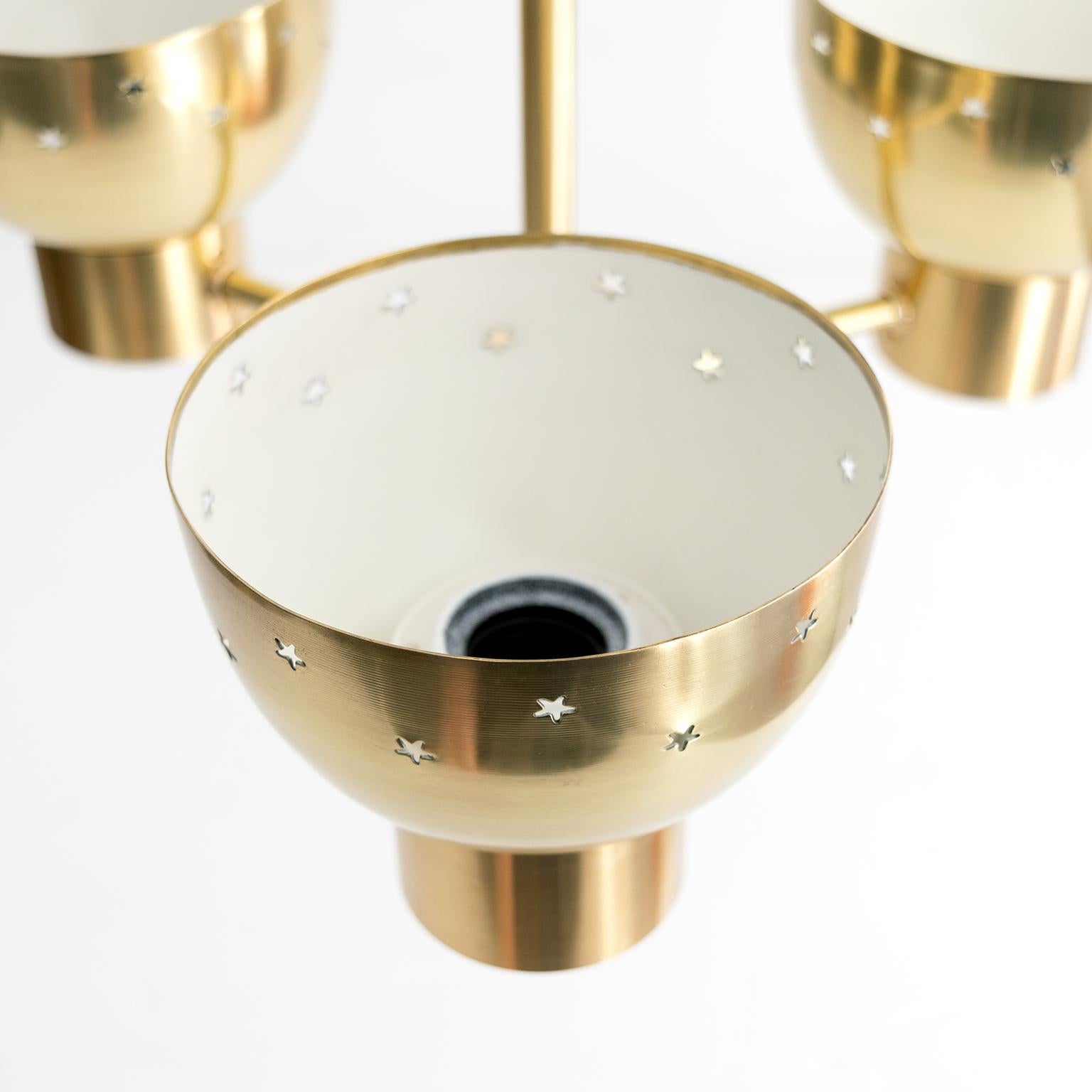 Metallo Lampadario a 3 paralumi in ottone con grande riflettore in bianco, The Modern Scandinavian Modern. in vendita