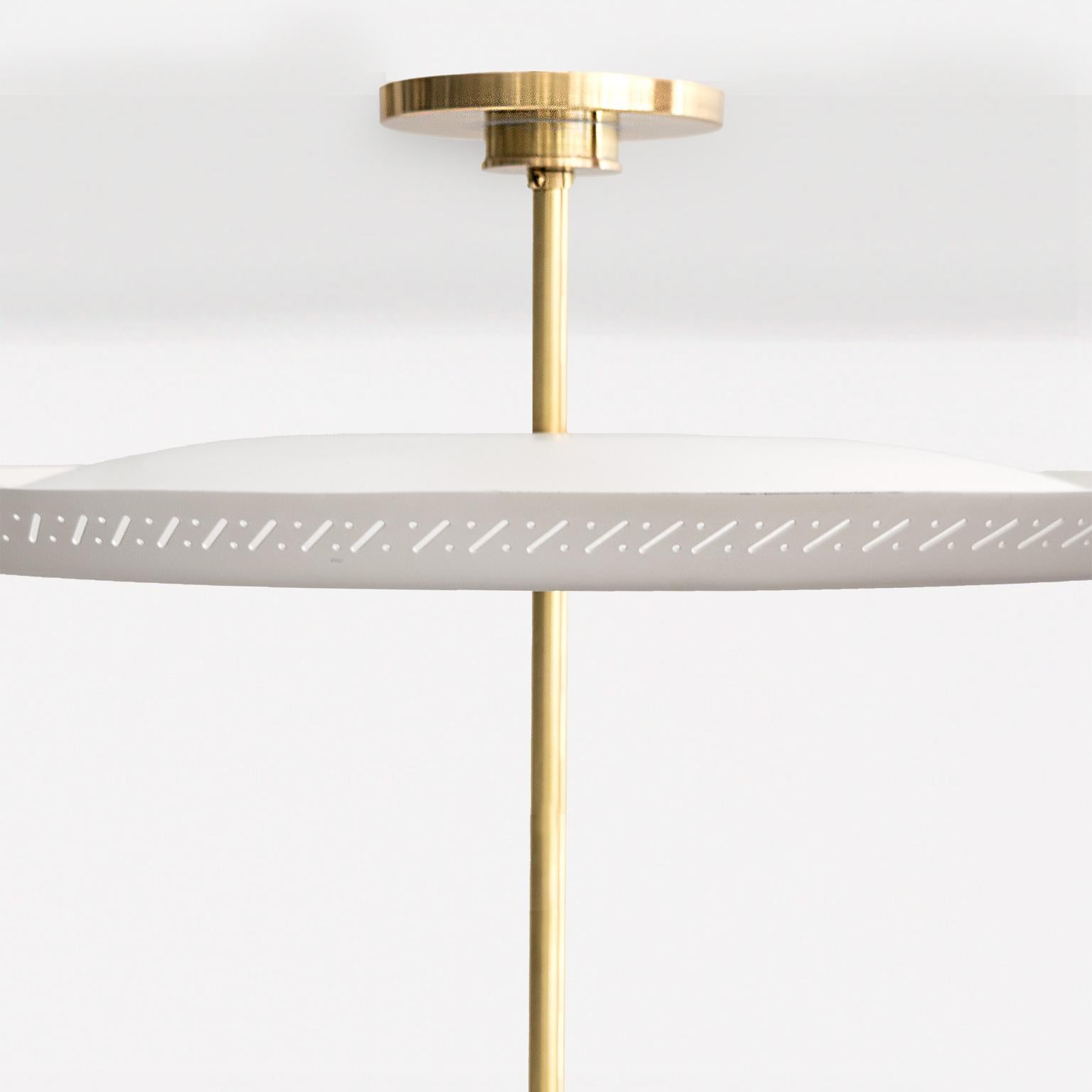 Lampadario a 3 paralumi in ottone con grande riflettore in bianco, The Modern Scandinavian Modern. in vendita 1