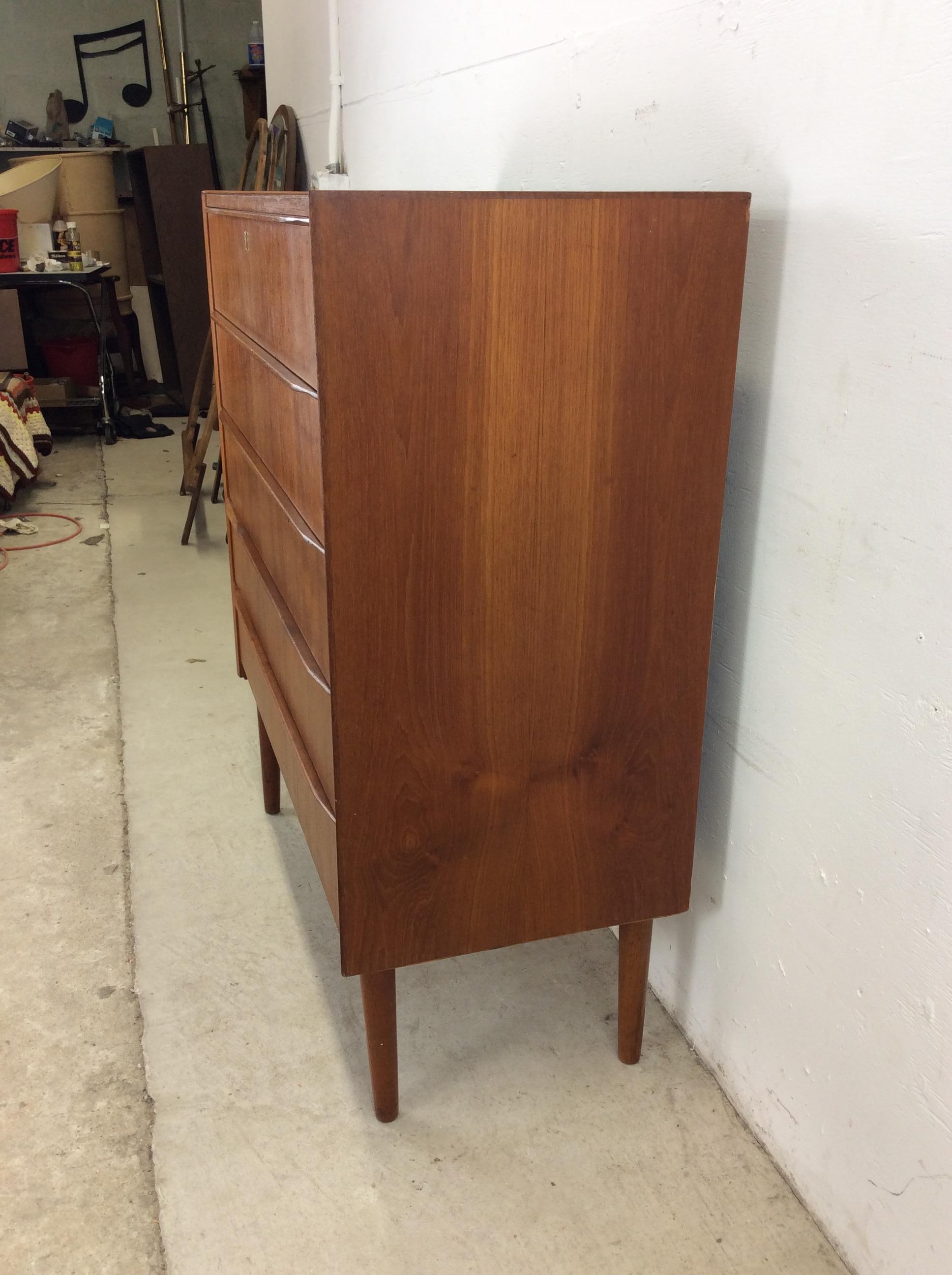 The Modern Scandinavian Highboy a 5 cassetti con serratura e chiave in vendita 3