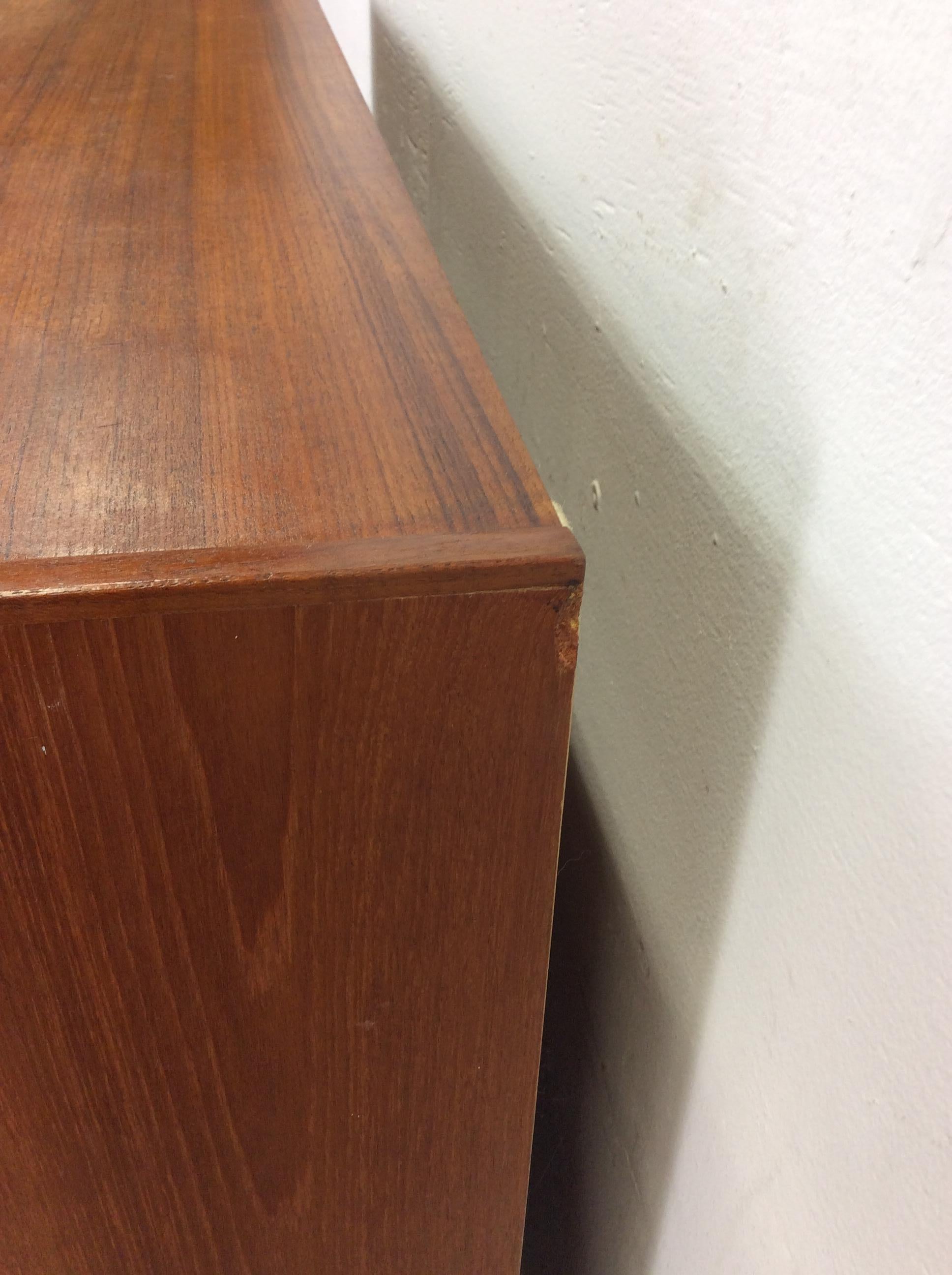 The Modern Scandinavian Highboy a 5 cassetti con serratura e chiave in vendita 4