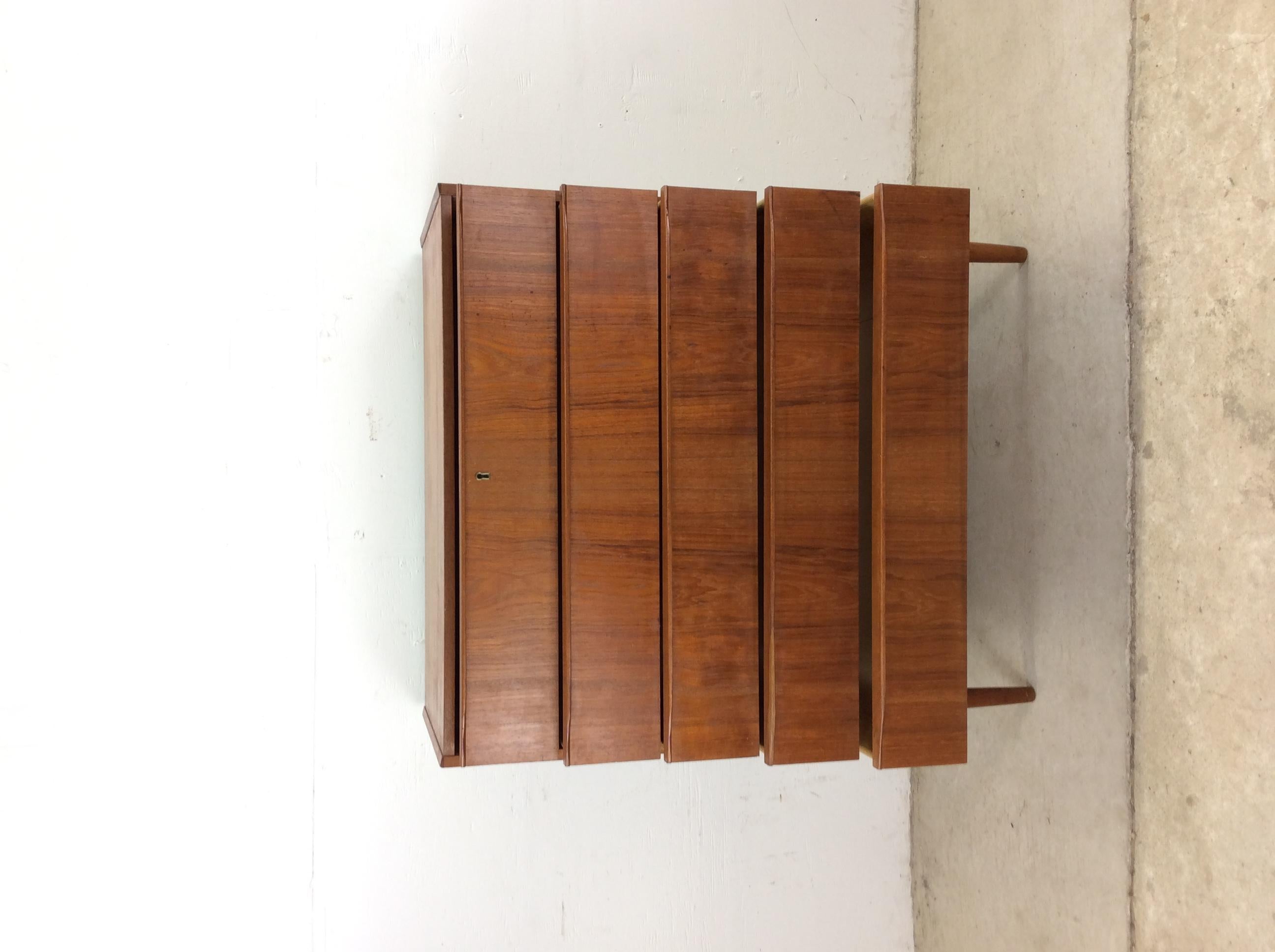 The Modern Scandinavian Highboy a 5 cassetti con serratura e chiave in vendita 6