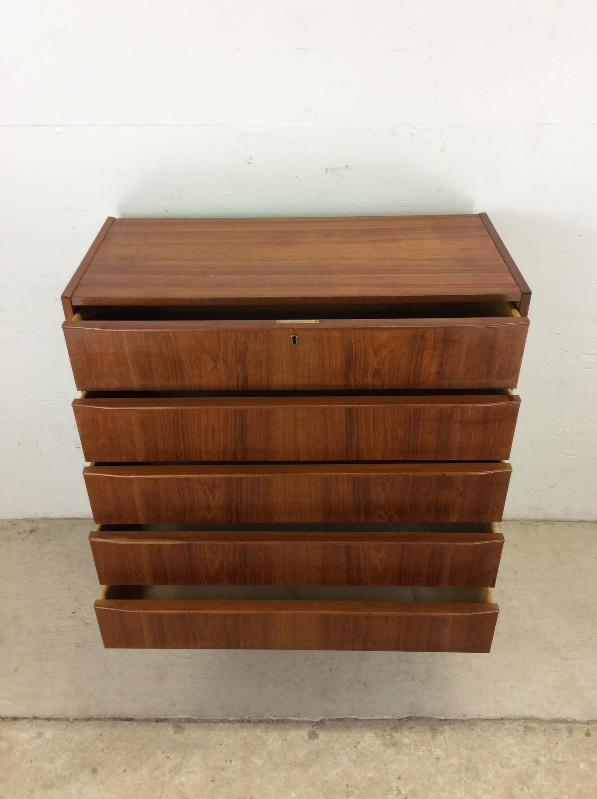 The Modern Scandinavian Highboy a 5 cassetti con serratura e chiave in vendita 7