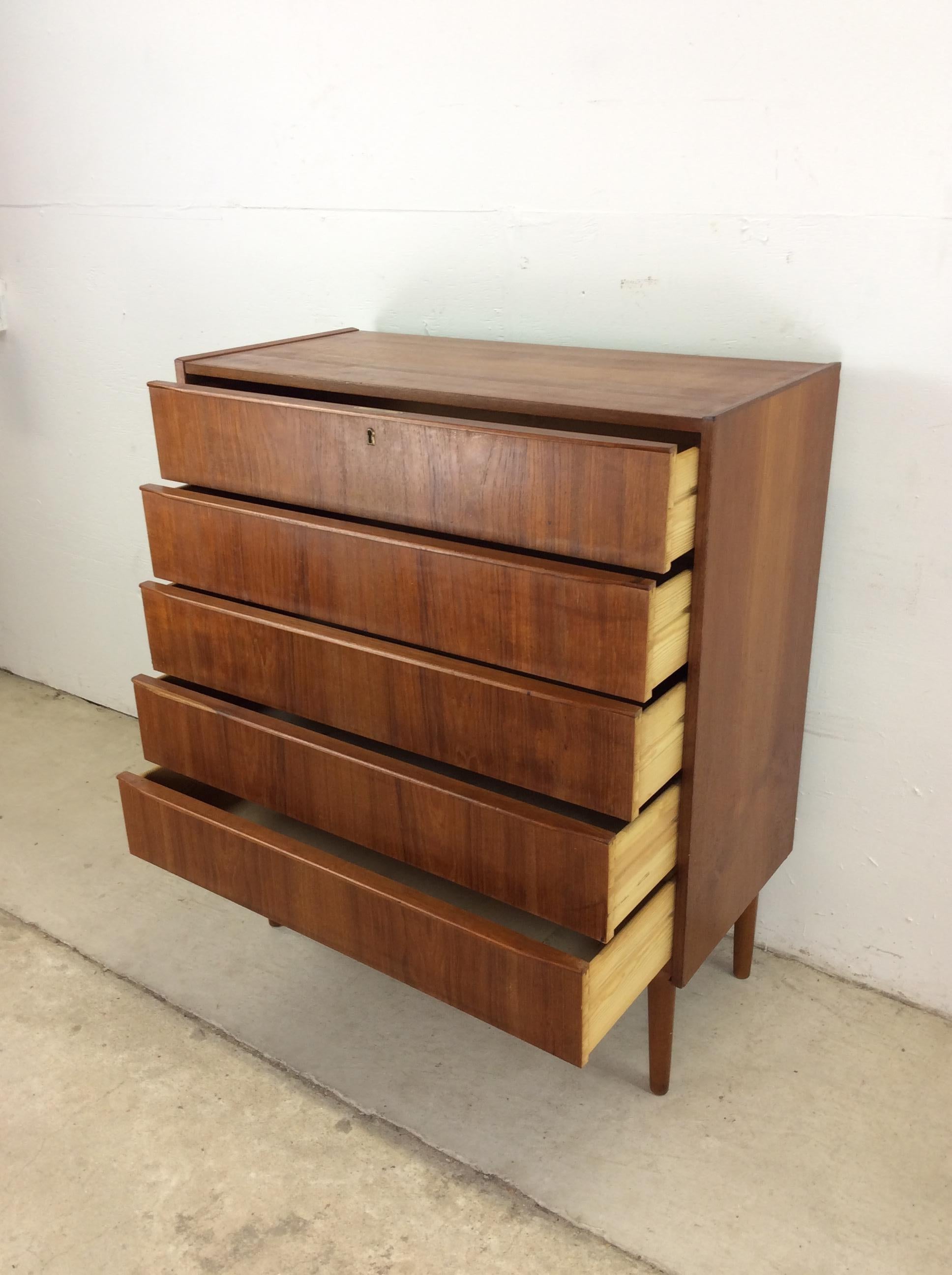 The Modern Scandinavian Highboy a 5 cassetti con serratura e chiave in vendita 8