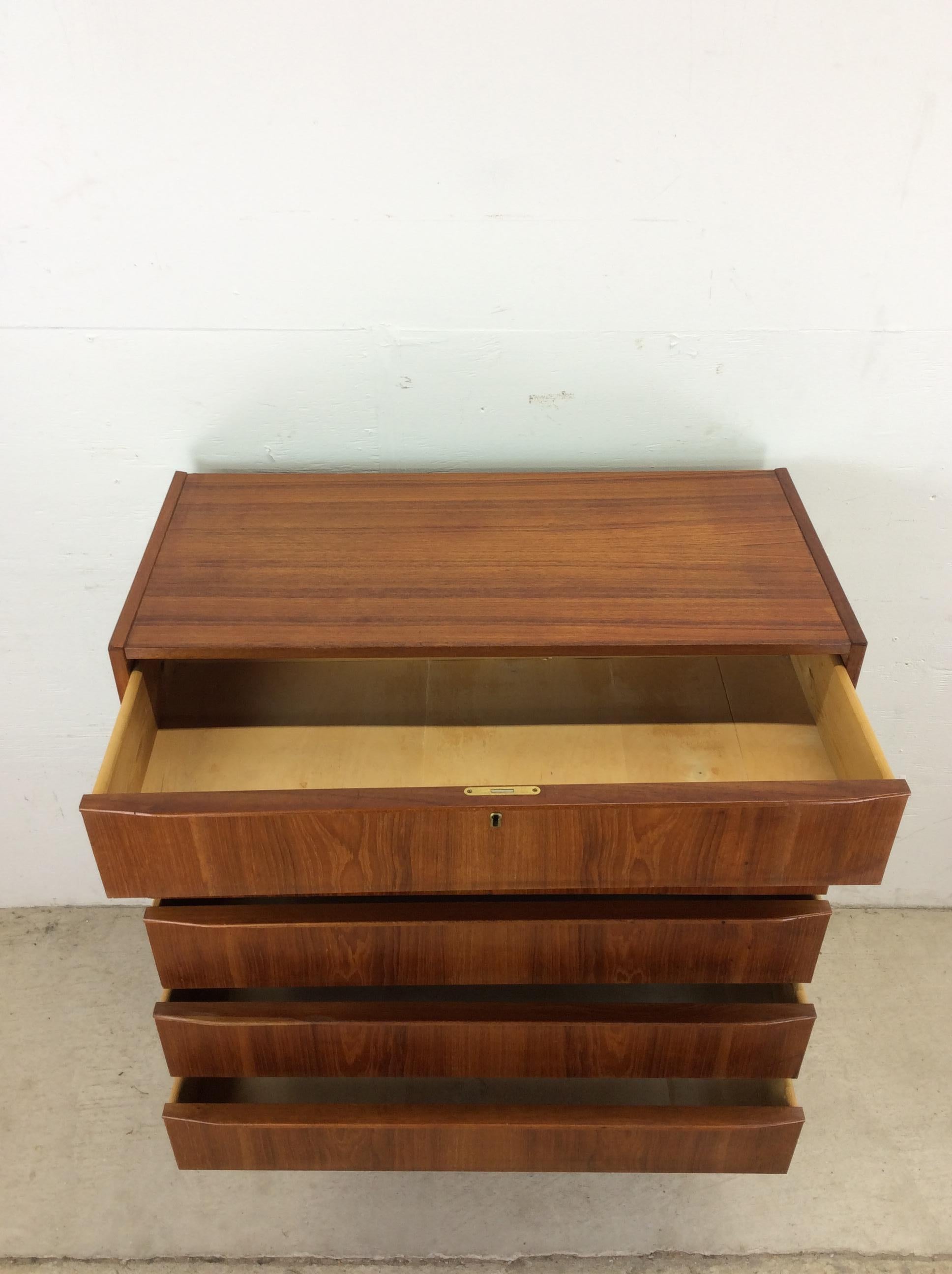 The Modern Scandinavian Highboy a 5 cassetti con serratura e chiave in vendita 9