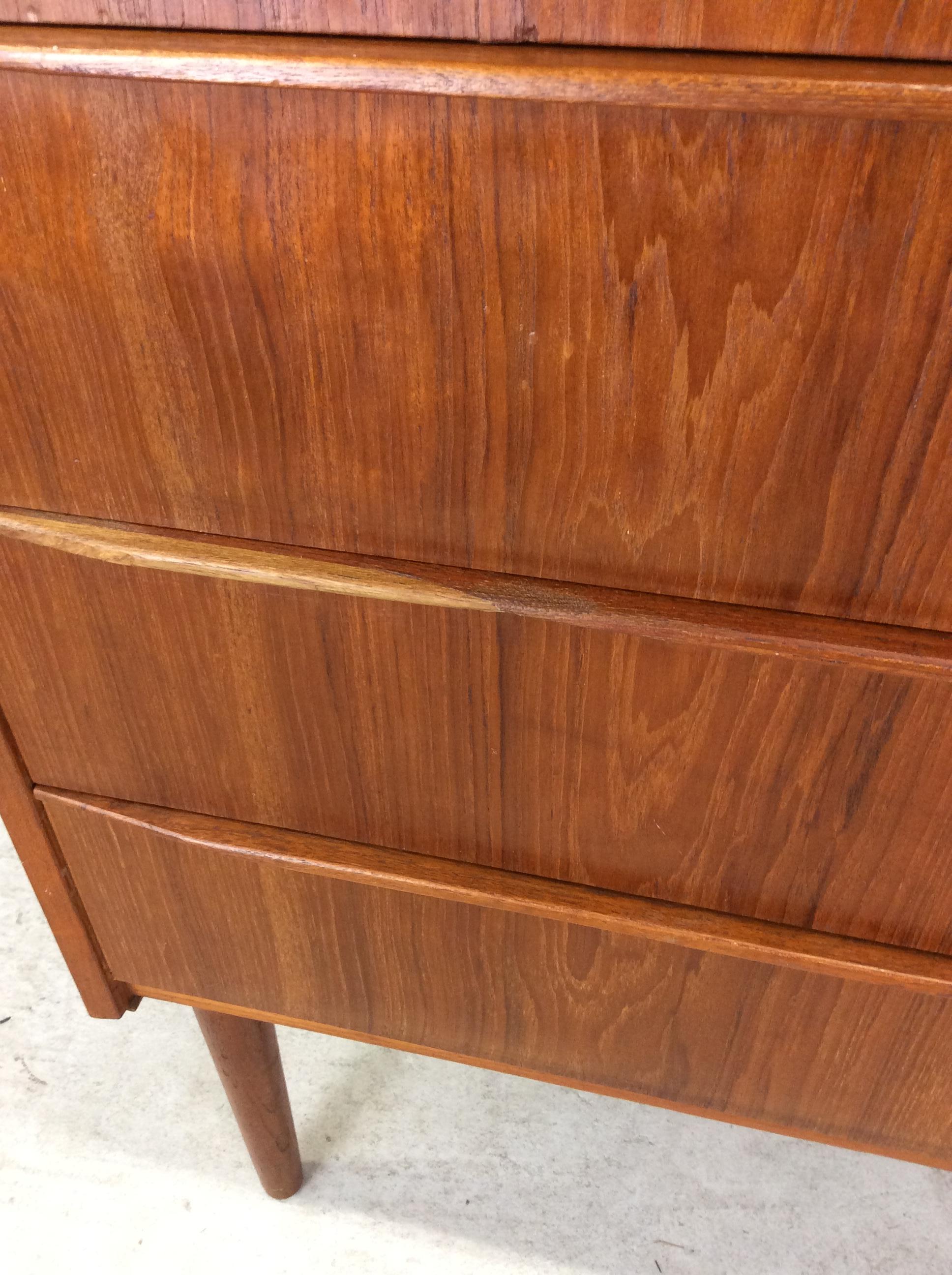 The Modern Scandinavian Highboy a 5 cassetti con serratura e chiave in vendita 10