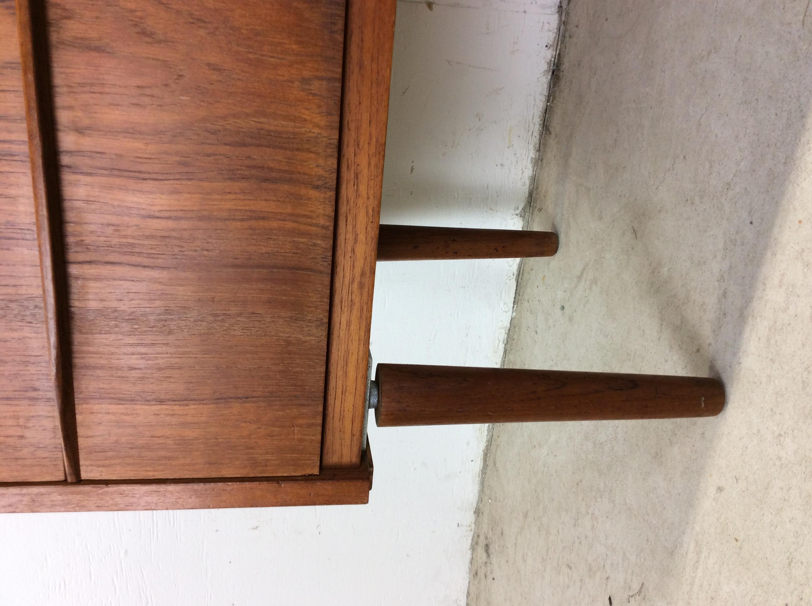 The Modern Scandinavian Highboy a 5 cassetti con serratura e chiave in vendita 11