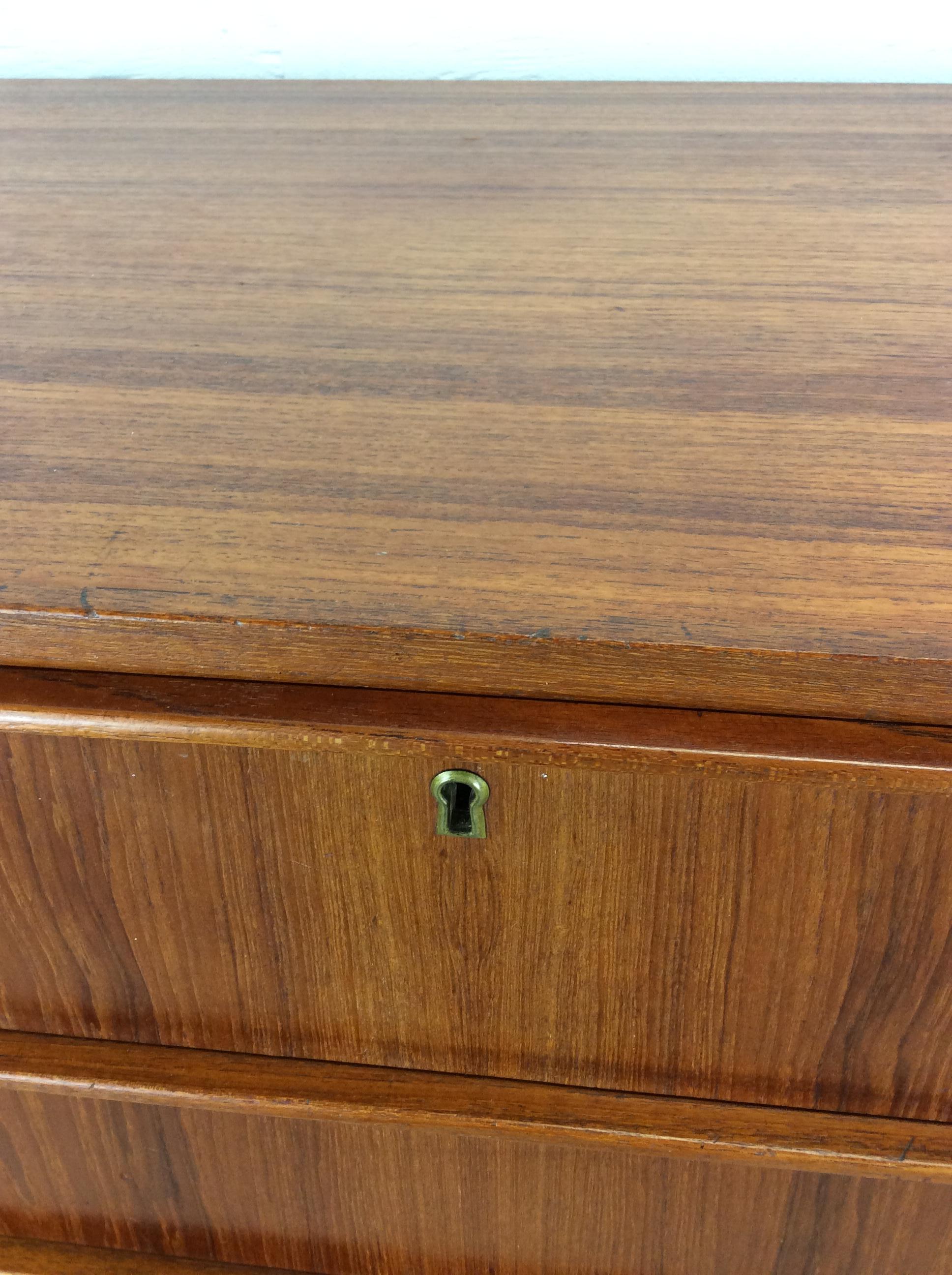 Svedese The Modern Scandinavian Highboy a 5 cassetti con serratura e chiave in vendita