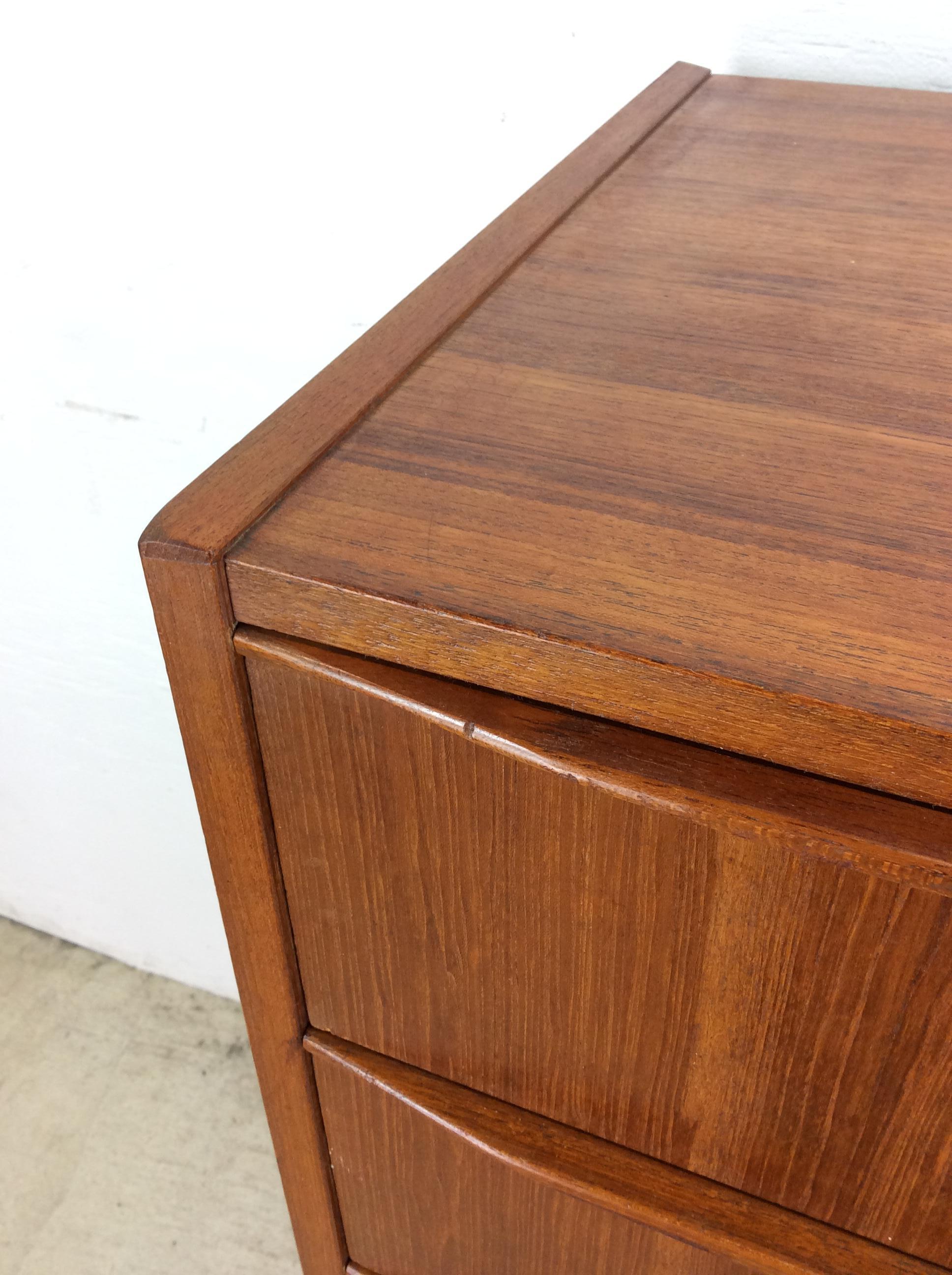 Impiallacciato The Modern Scandinavian Highboy a 5 cassetti con serratura e chiave in vendita