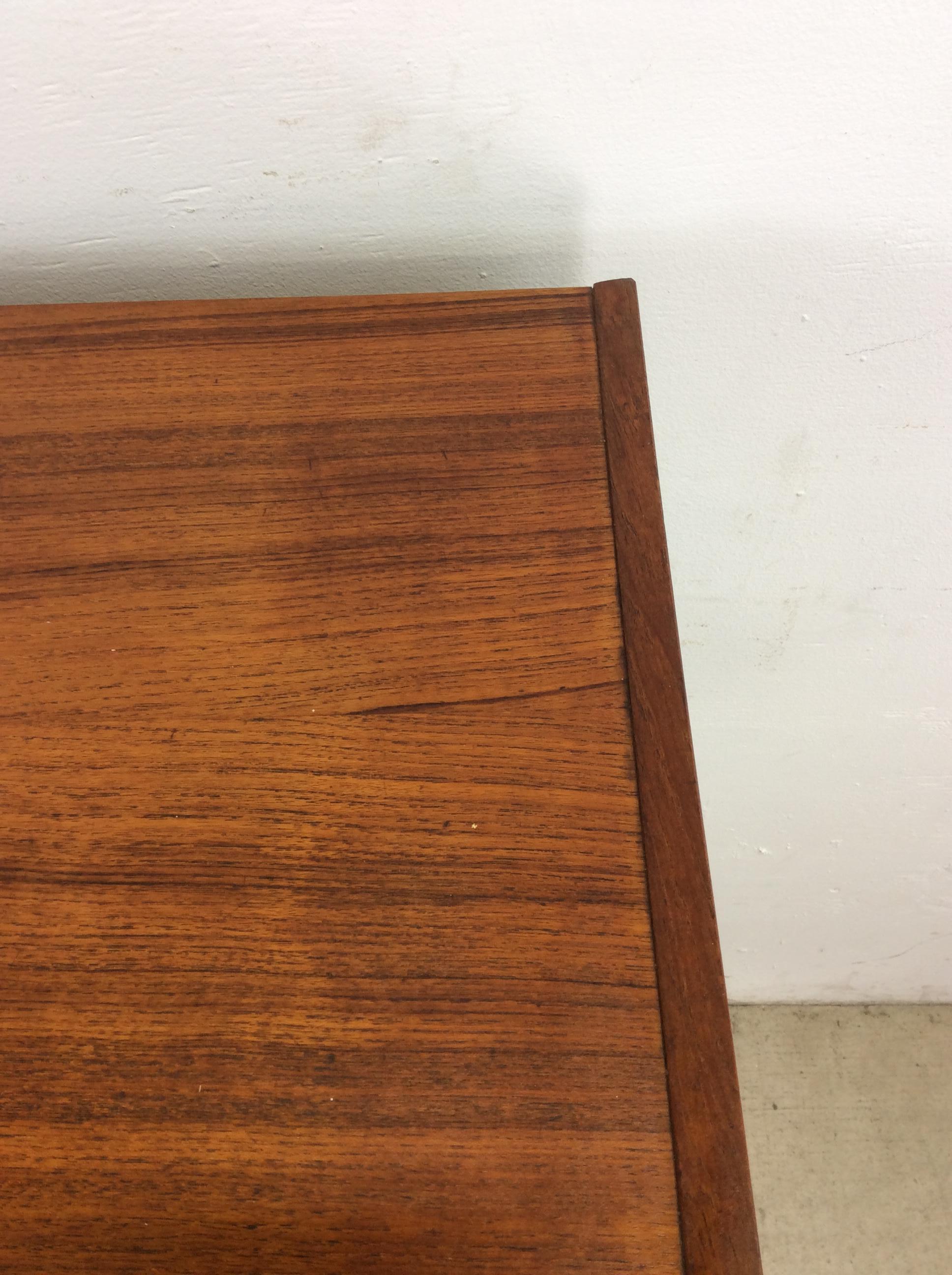 The Modern Scandinavian Highboy a 5 cassetti con serratura e chiave In condizioni buone in vendita a Freehold, NJ
