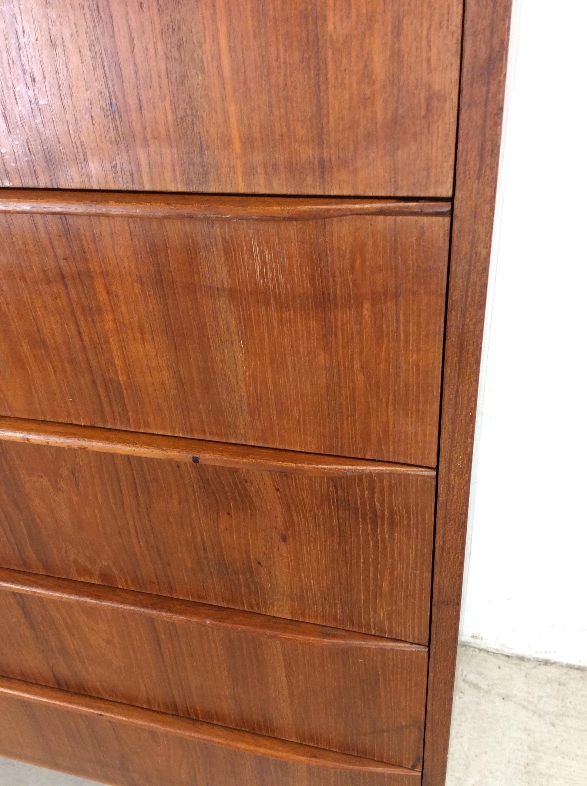 XX secolo The Modern Scandinavian Highboy a 5 cassetti con serratura e chiave in vendita