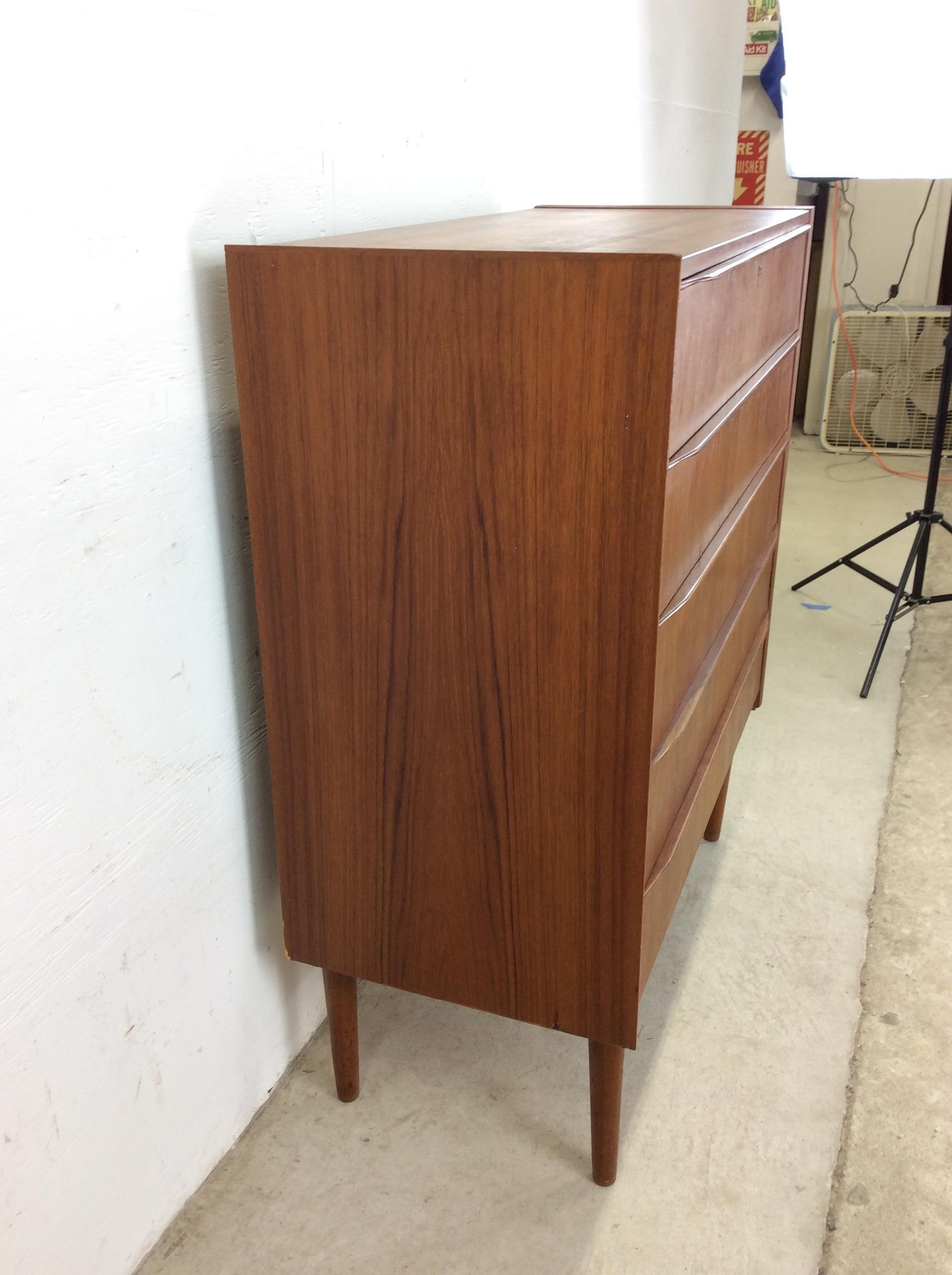 Teak The Modern Scandinavian Highboy a 5 cassetti con serratura e chiave in vendita