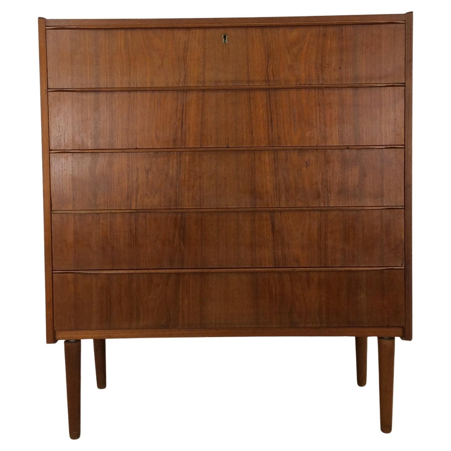 The Modern Scandinavian Highboy a 5 cassetti con serratura e chiave