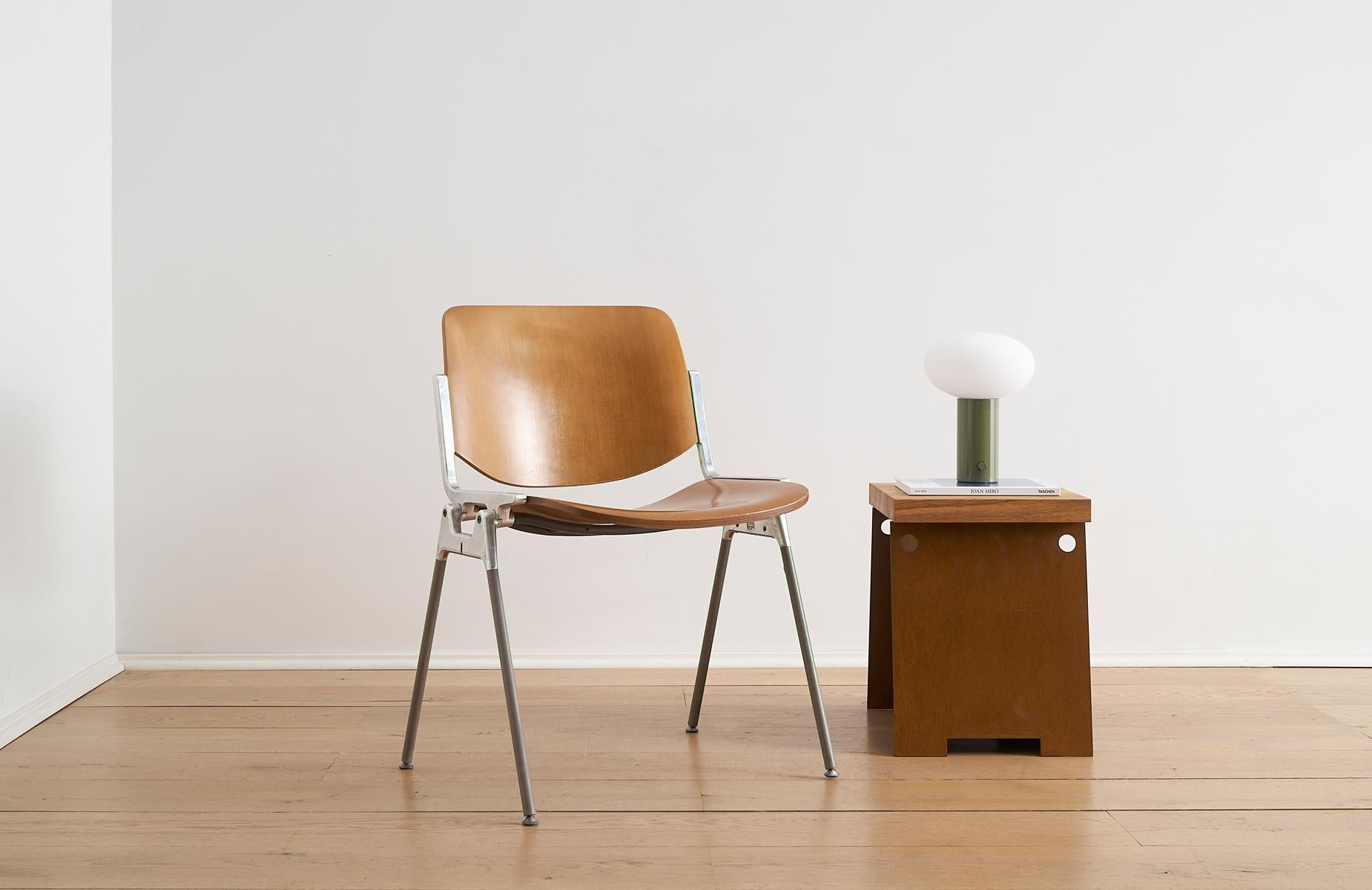 Tabouret d'appoint moderne scandinave à 64 pieds en chêne huilé et acier Corten Bon état - En vente à Brooklyn, NY