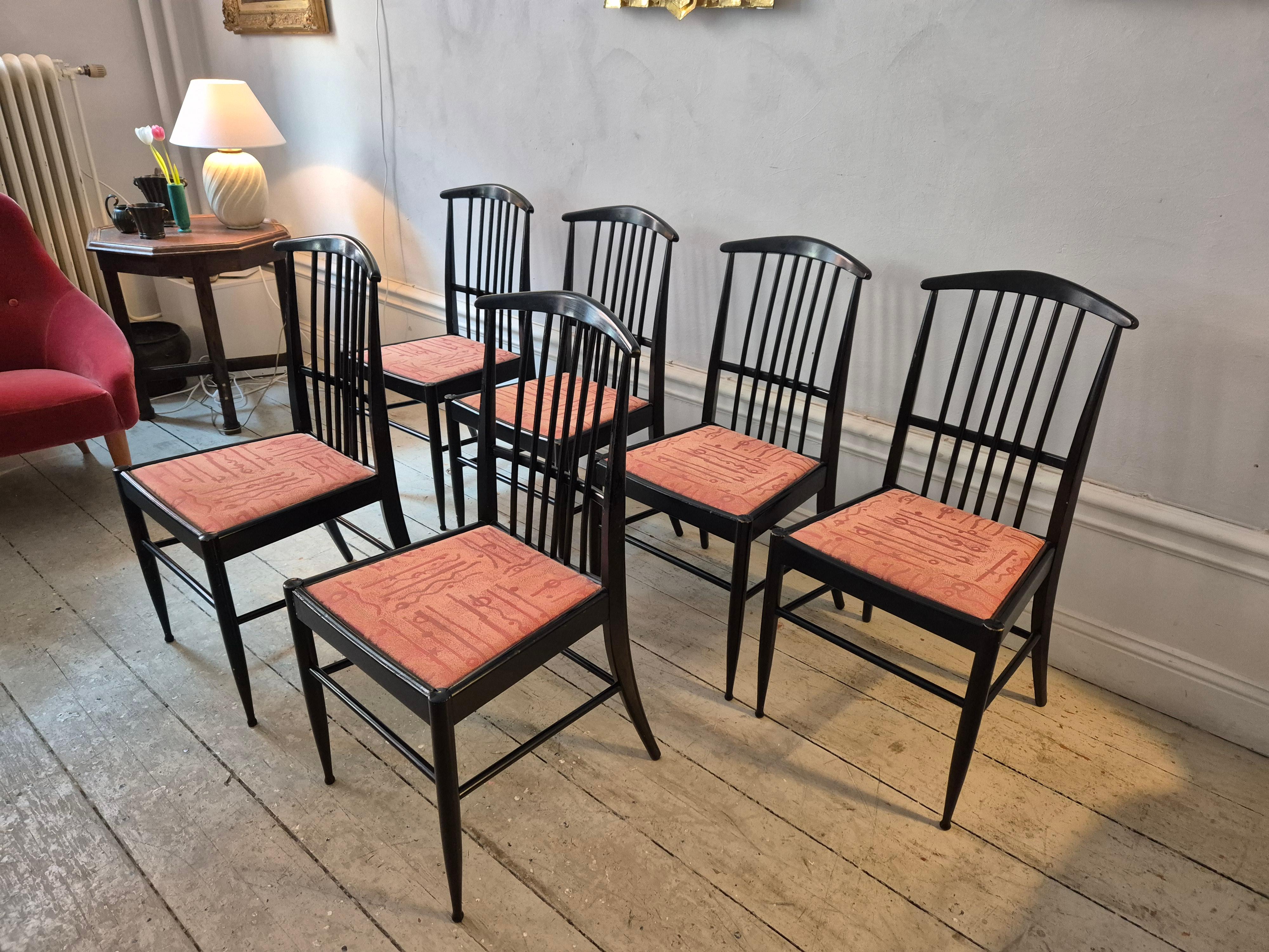 Ensemble de six chaises, modèle Charlotte, conçu par Kerstin Hörlin-Holmquist pour Asko Finlande, années 1970. 

Bois laqué noir d'origine, assise recouverte de tissu, vraisemblablement au cours des années 1990. 

Belle patine, signes d'usure
