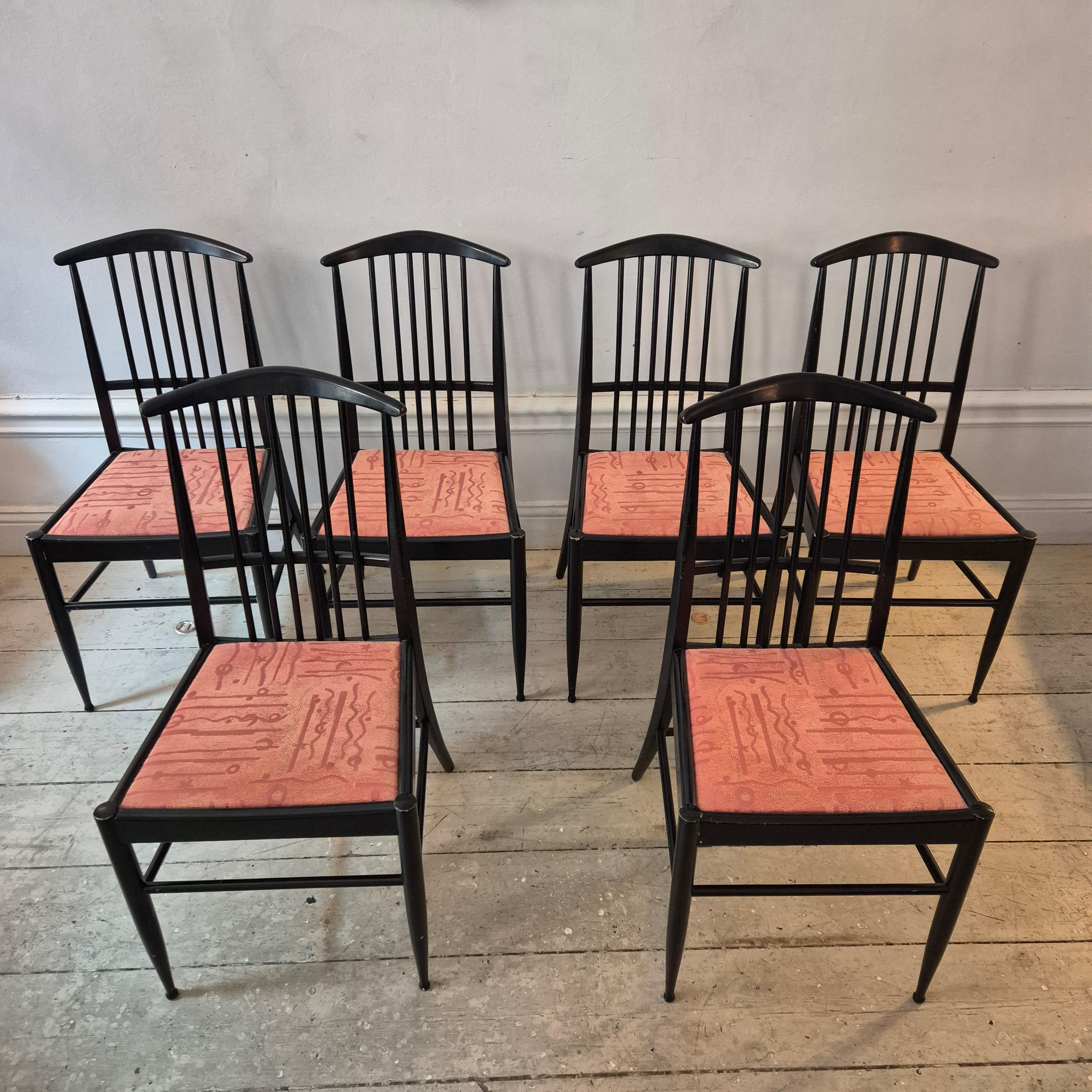 Scandinave moderne The Modernity, ensemble de six chaises, modèle Charlotte, bois laqué noir en vente