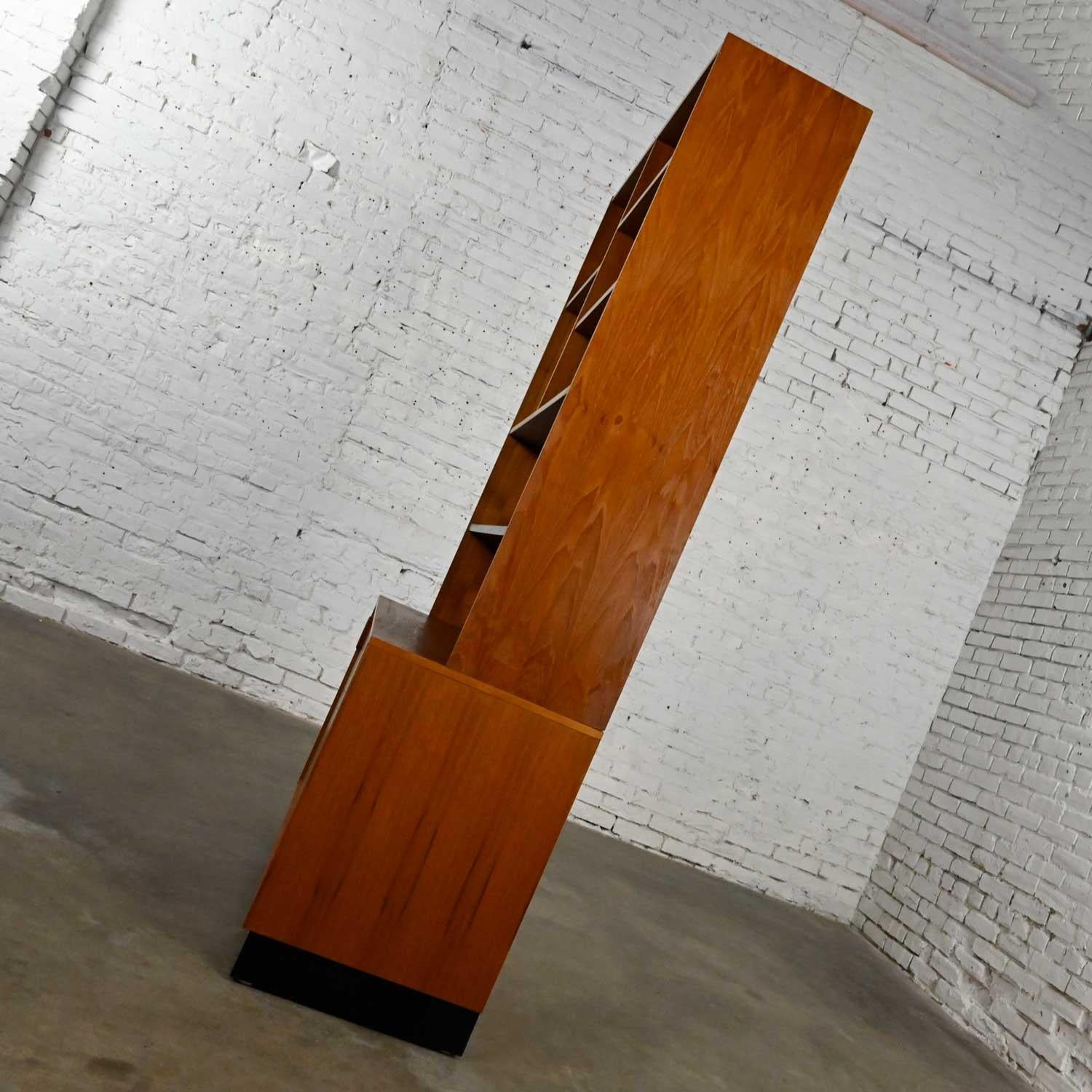 Scandinavian Modern Adjustable 2 Piece Display Cabinet Bookcase China Hutch In Good Condition In Topeka, KS