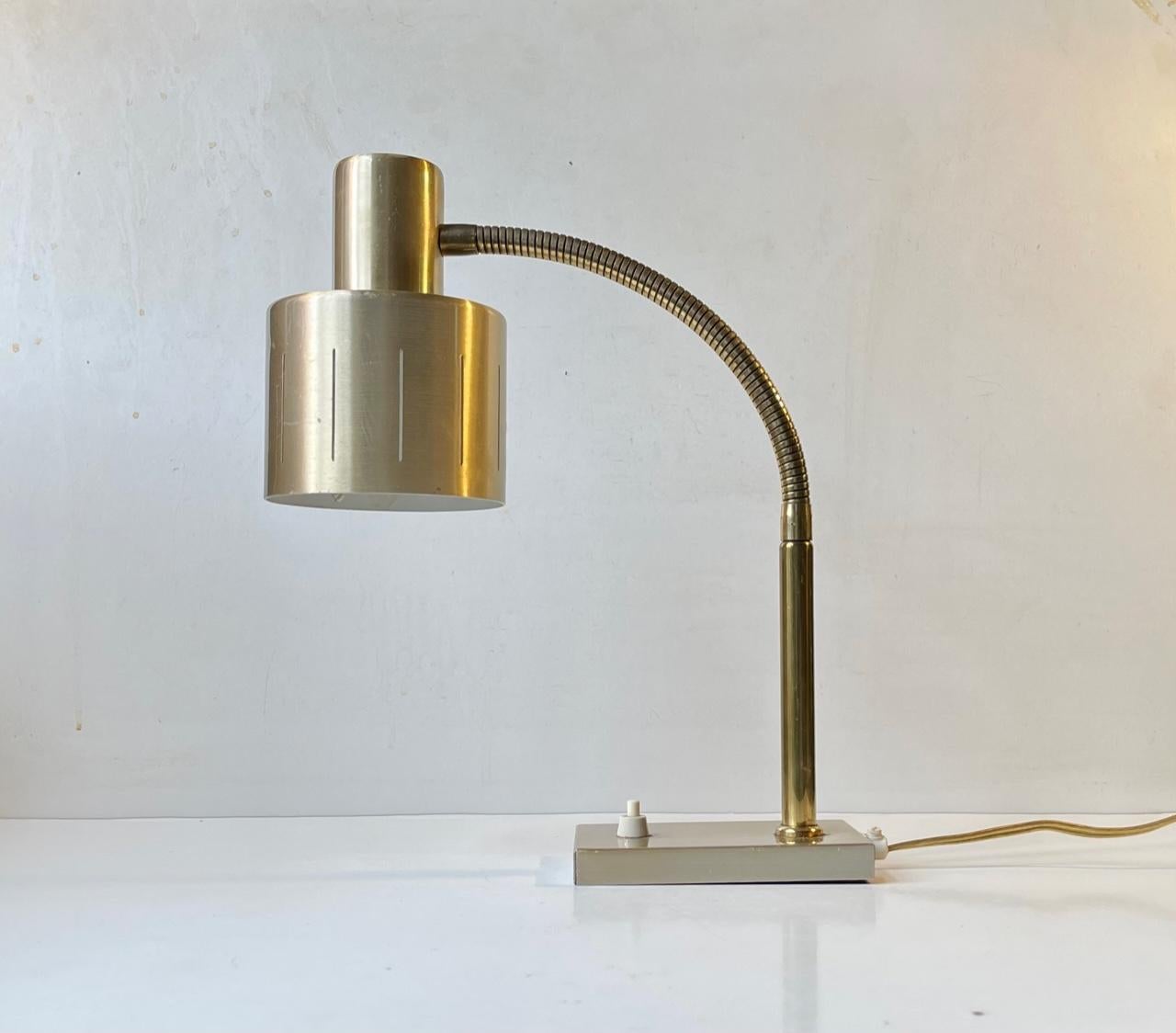 Skandinavische moderne verstellbare Messing-Schreibtischlampe von Vitrika, 1970er Jahre (Skandinavische Moderne) im Angebot