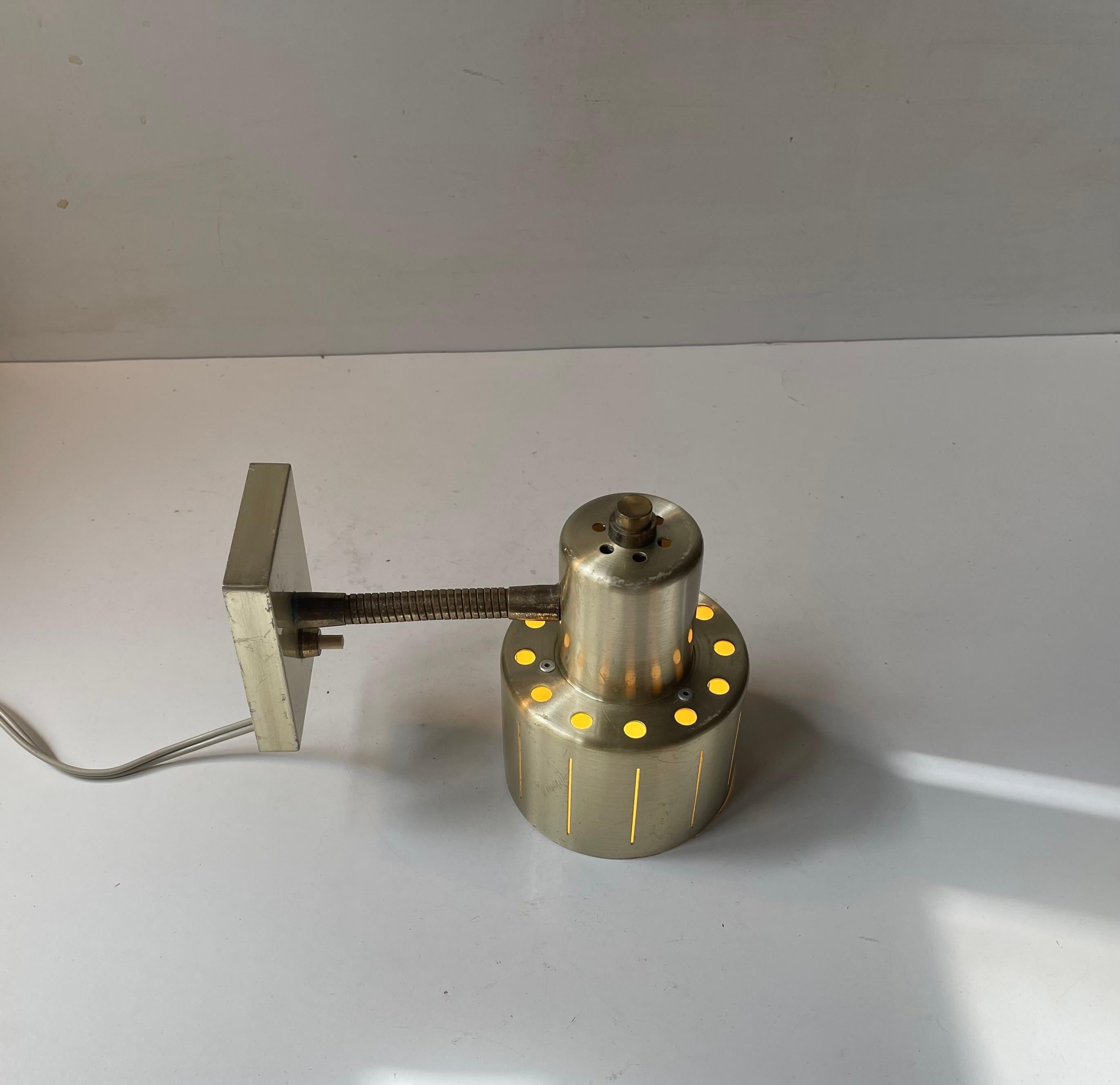 Lámpara de pared moderna escandinava ajustable de latón by Vitrika, 1970s Escandinavo moderno en venta
