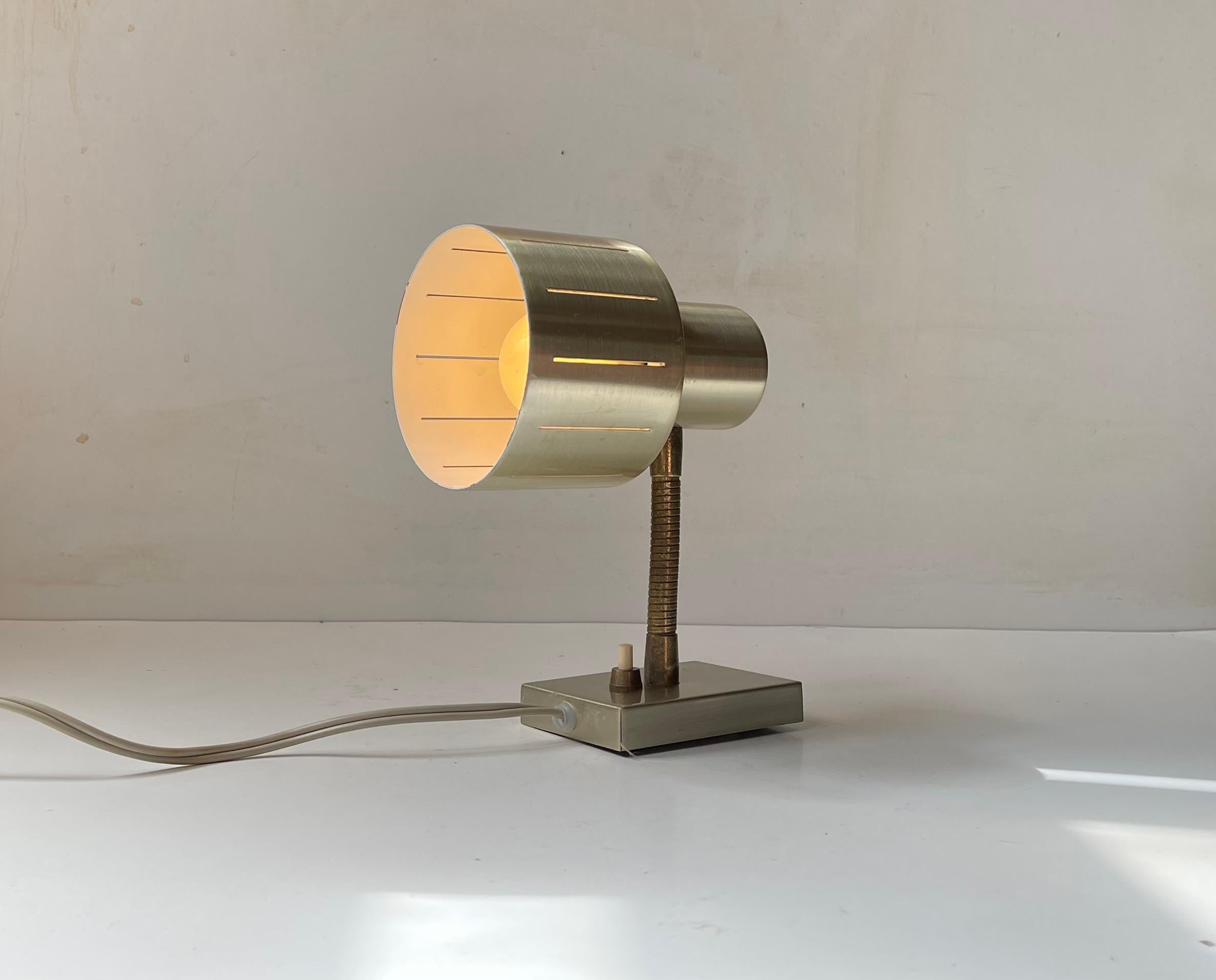 Lámpara de pared moderna escandinava ajustable de latón by Vitrika, 1970s Danés en venta