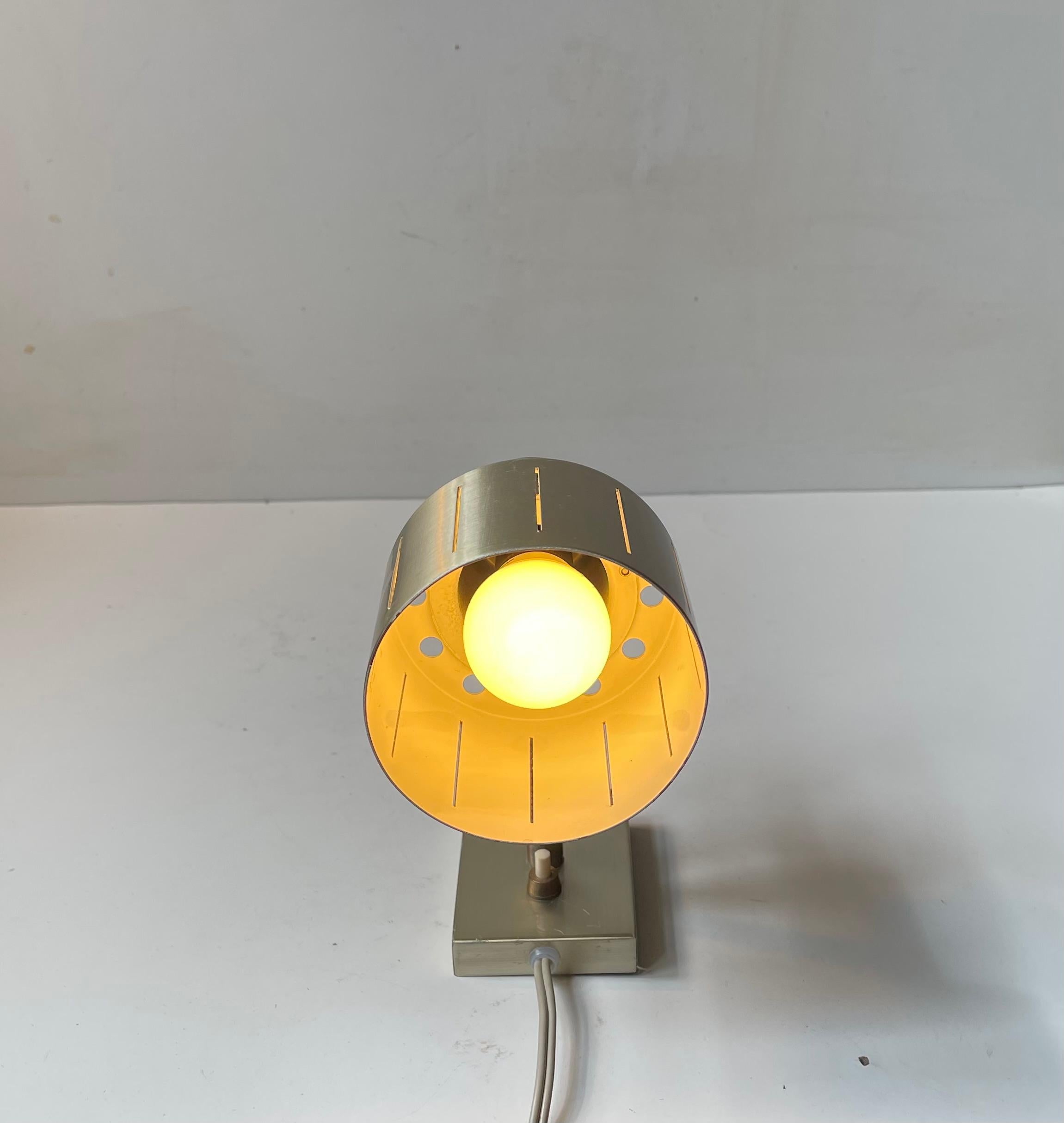 Lámpara de pared moderna escandinava ajustable de latón by Vitrika, 1970s en Bueno estado para la venta en Esbjerg, DK