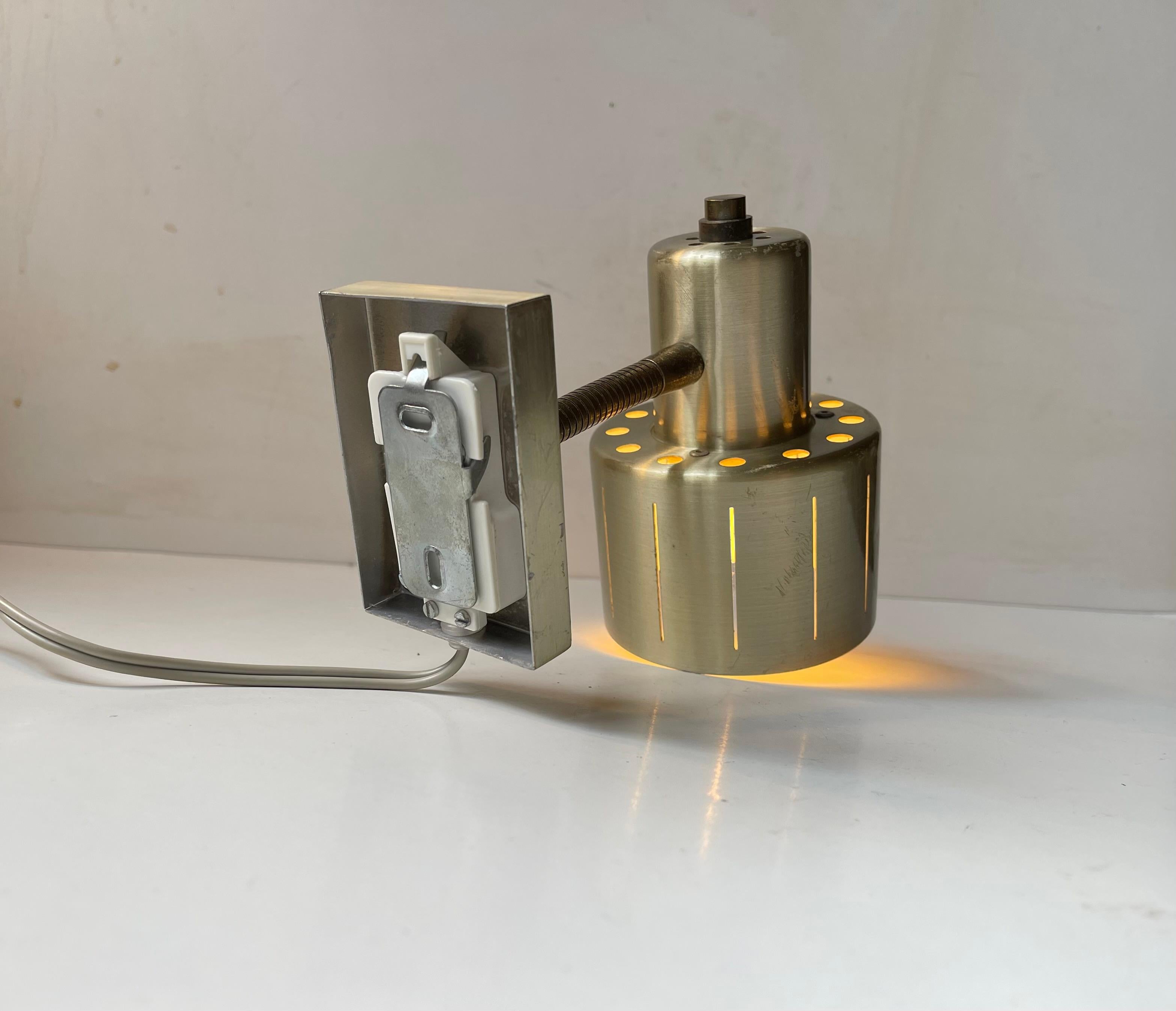 Lámpara de pared moderna escandinava ajustable de latón by Vitrika, 1970s siglo XX en venta