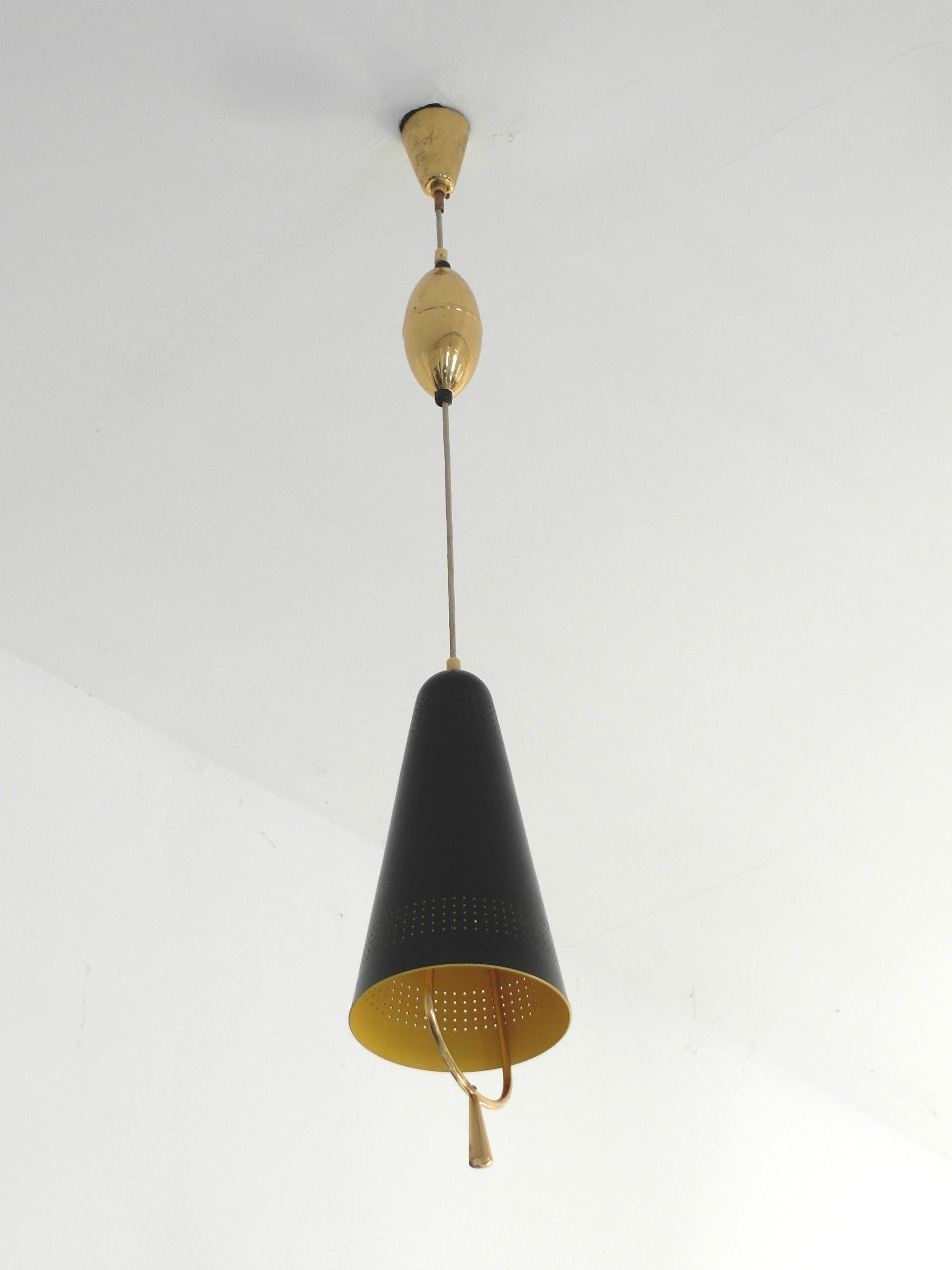 An adjustable Scandinavian modern pendel pendant light, Finland 1940s-1950s. This well-kept metal pendant light features resemblances with some of Paavo Tynell's early designs, but is not documented and has no trademarks.
It features a heavy