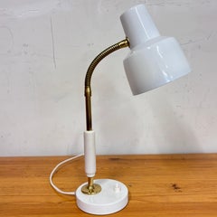 The Modern Scandinavian Verstellbare Tischleuchte, Messing und lackiertes Metall, 1960er Jahre