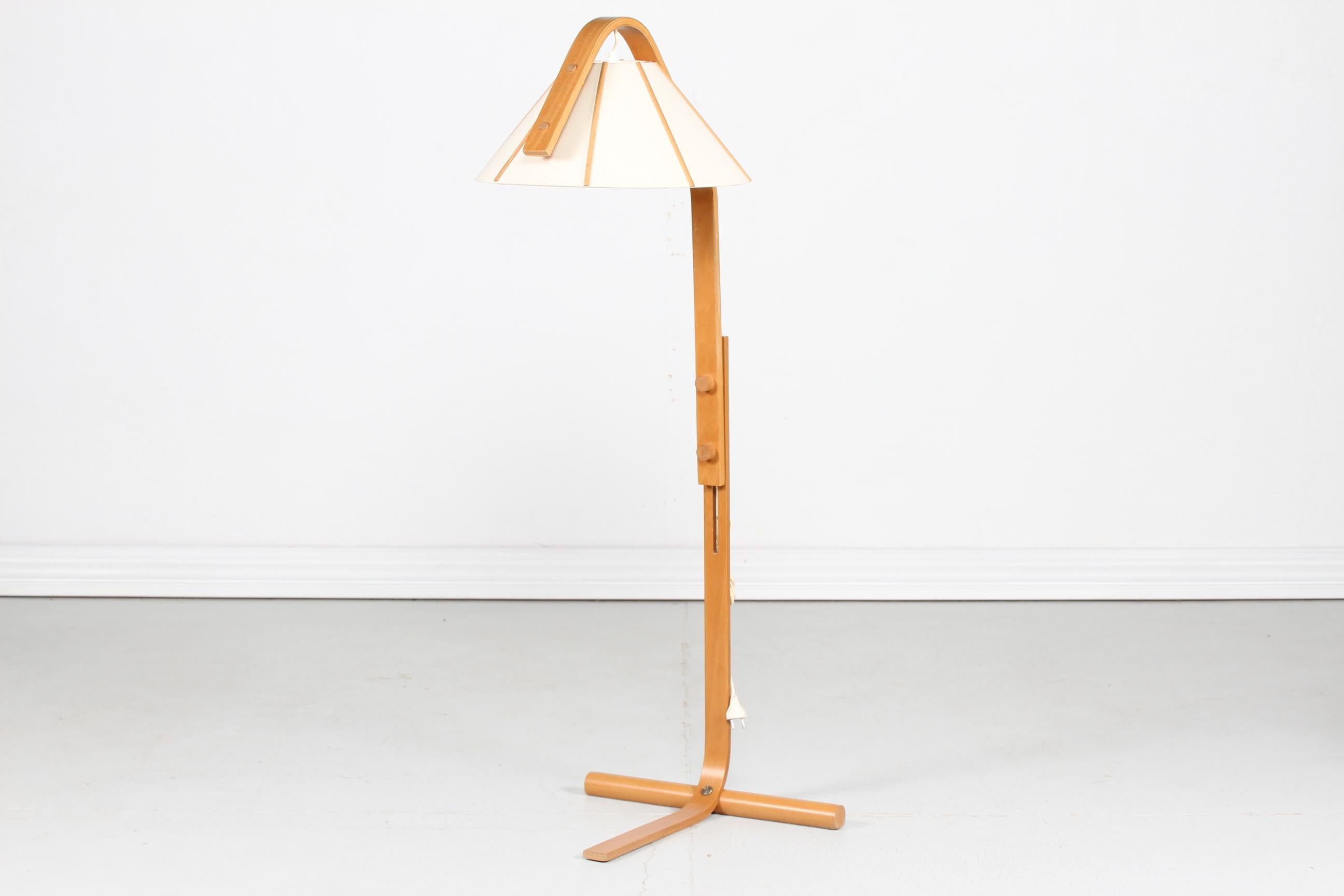 Original vintage floor lamp designed by Jan Wickelgren for Swedish lamp manufacturer Aneta in the 1970s.

The height of the lamp is adjustable from 115 cm til 140 cm.

It is made of beechwood and the shade is made of natural white linen fabric
