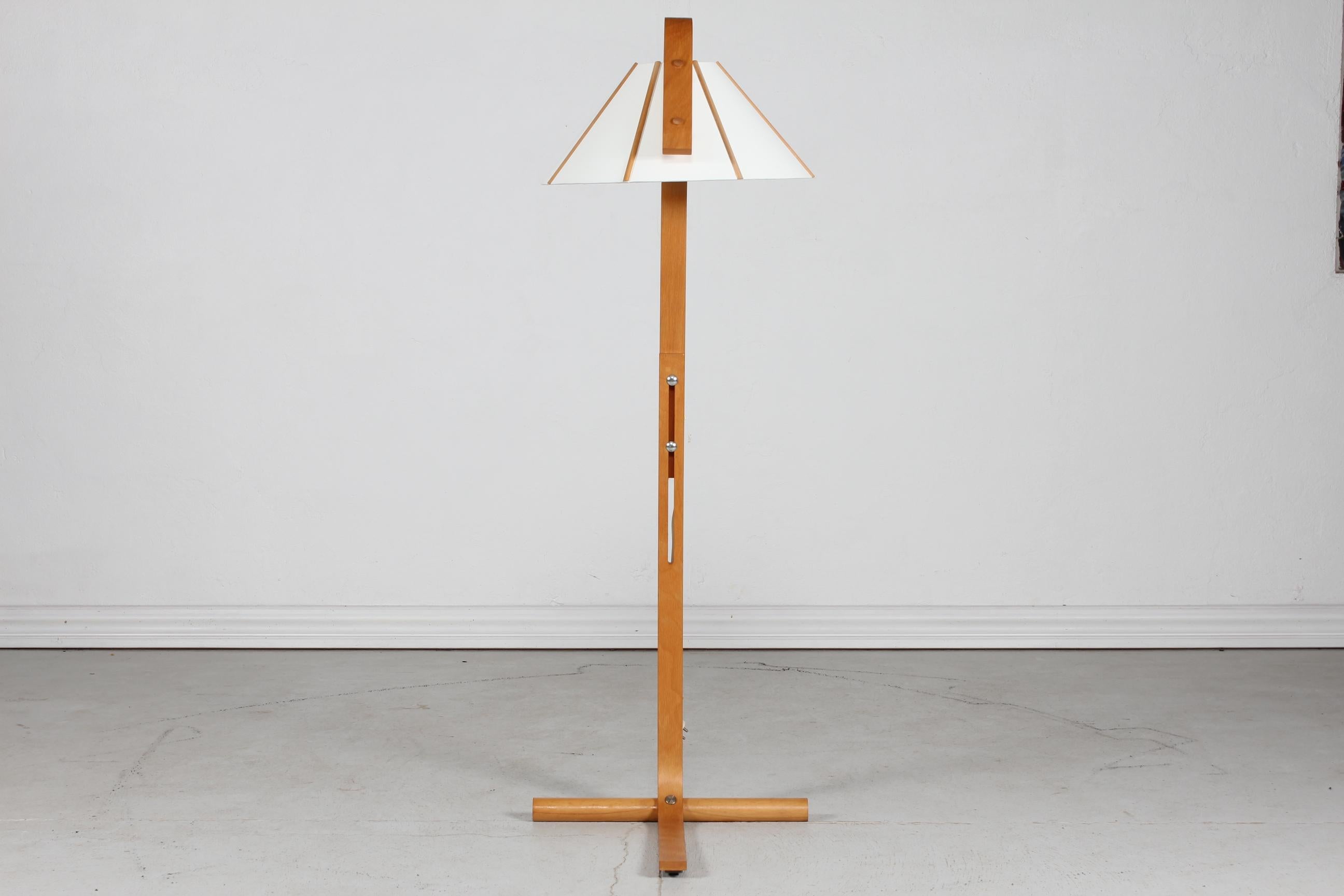Original vintage floor lamp designed by Jan Wickelgren for Swedish lamp manufacturer Aneta in the 1970s.

The height of the lamp is adjustable from 115 cm til 140 cm.

It is made of beechwood and the shade is made of natural white linen fabric which