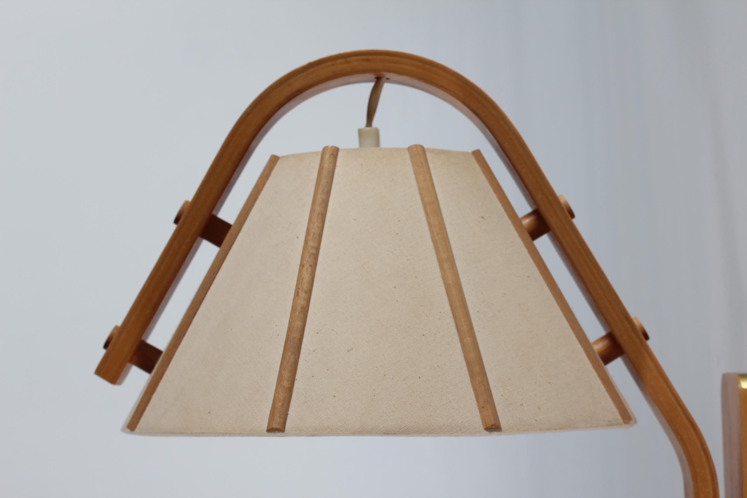 Original vintage wall lamp designed by Jan Wickelgren for Swedish lamp manufacturer Aneta in the 1970s.

The wall light is made of beech with lacquer and the shade is made of natural colored linen fabric which spreads a cozy warm light.

The