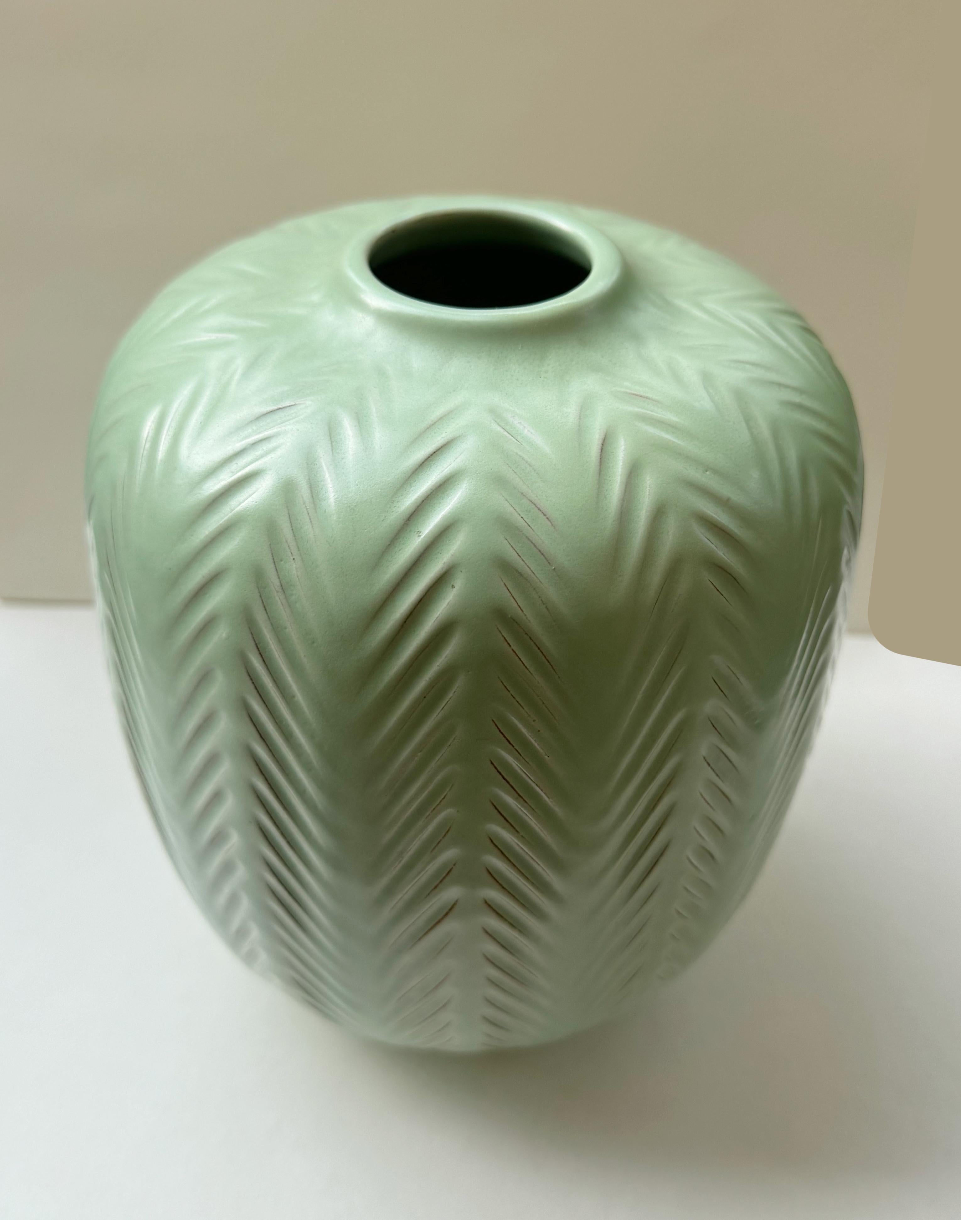 Scandinavo moderno The Modern Scandinavian Anna-Lisa Thomson Vaso in gres verde giada, Svezia in vendita