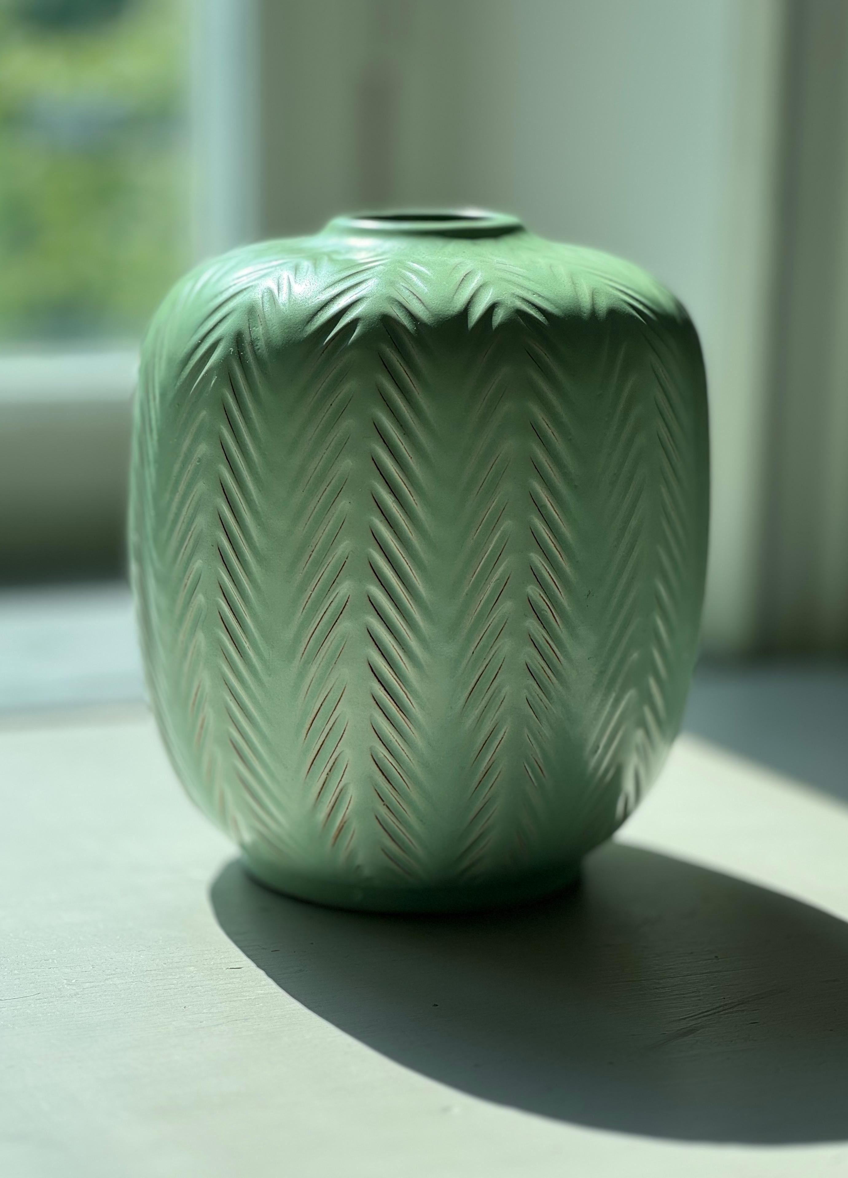 Stampato The Modern Scandinavian Anna-Lisa Thomson Vaso in gres verde giada, Svezia in vendita