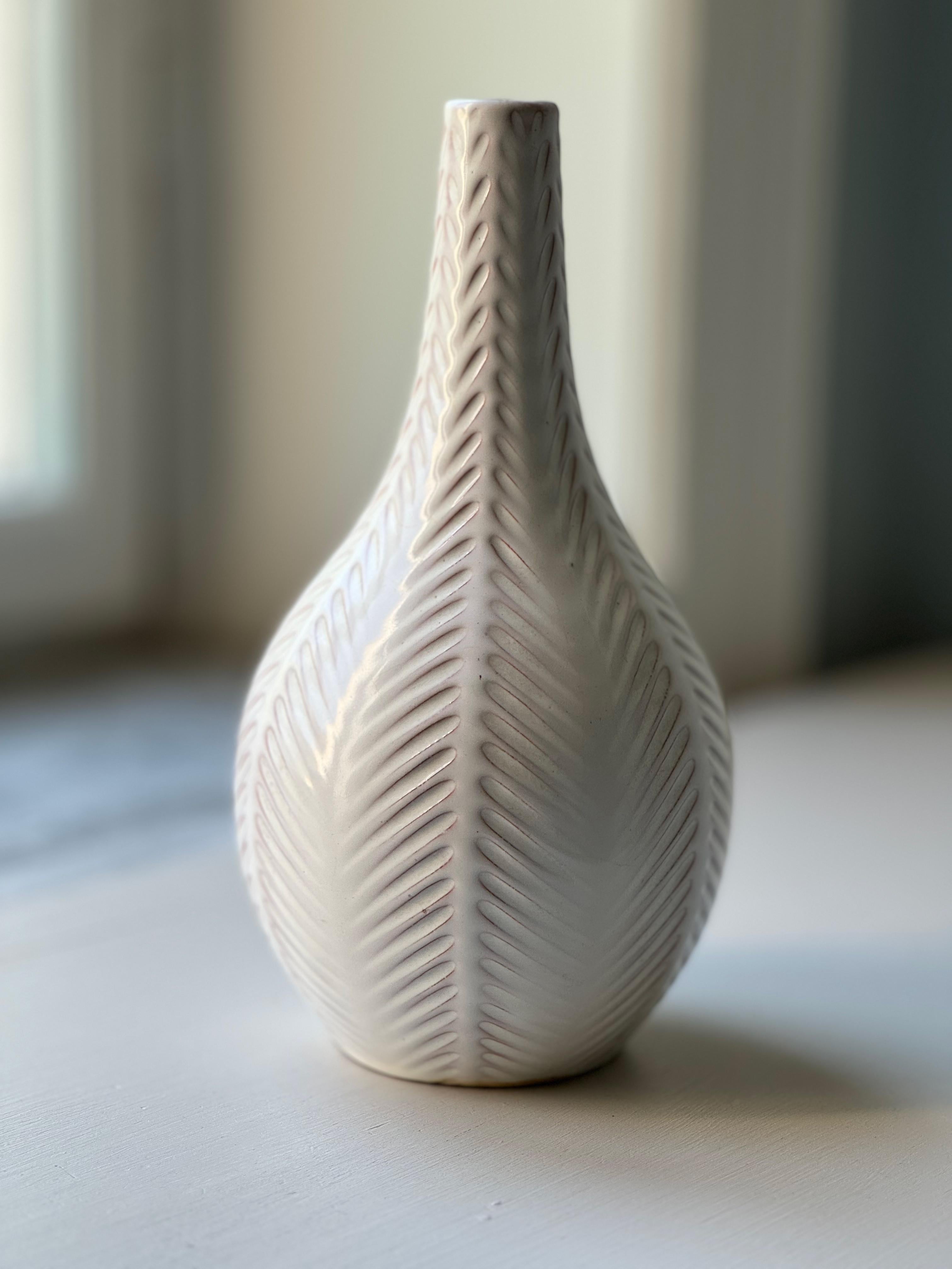 Scandinavia Modern Anna-Lisa Thomson, vaso in gres, smalto bianco sporco, modello 23.
Con il suo elegante smalto bianco sporco e l'apertura sottile, questo vaso è perfetto per mettere in mostra un singolo fiore o per creare una splendida