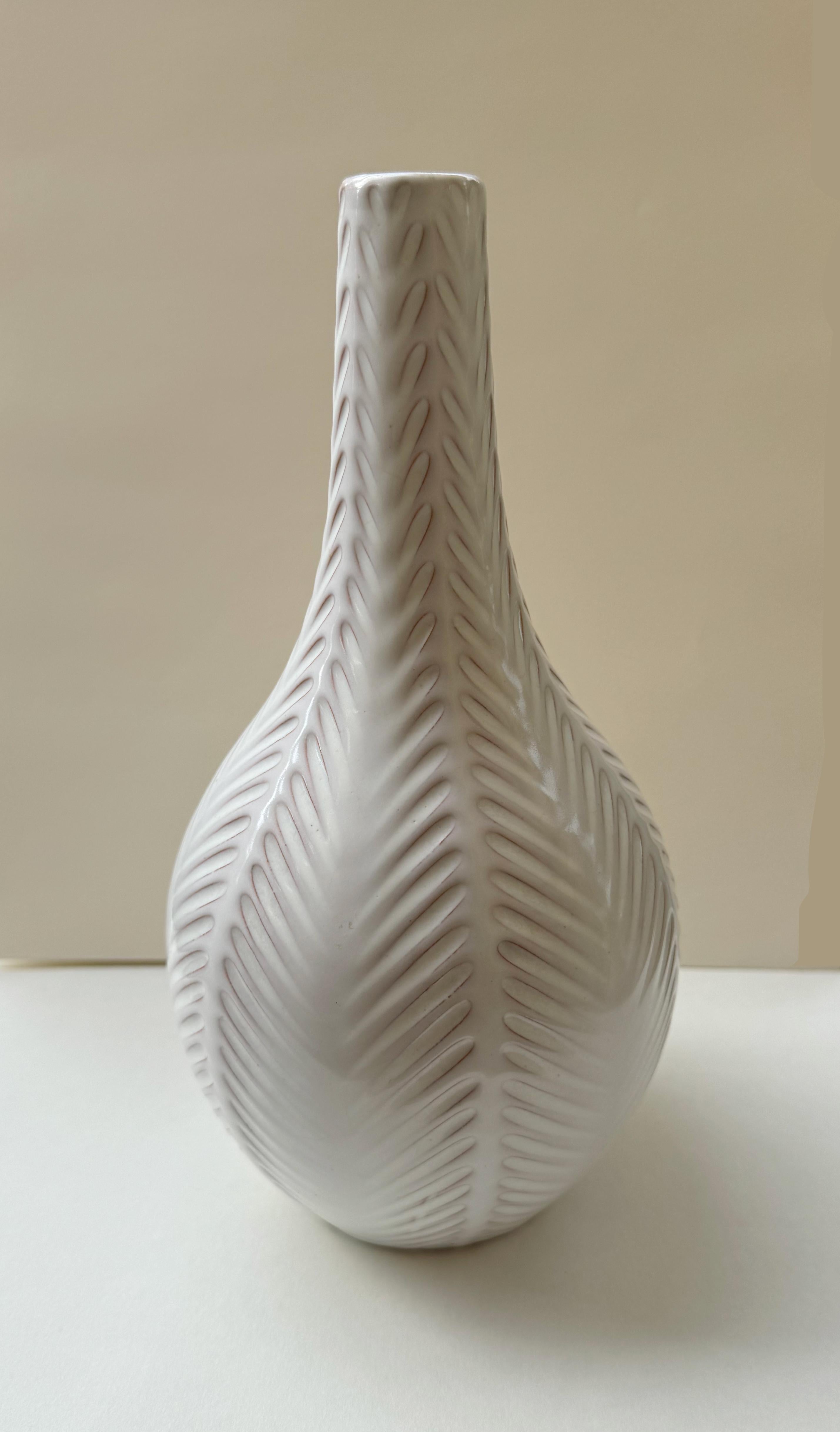Mid-Century moderno The Modern Scandinavian Anna-Lisa Thomson Vaso in gres, smaltato bianco sporco, Svezia in vendita