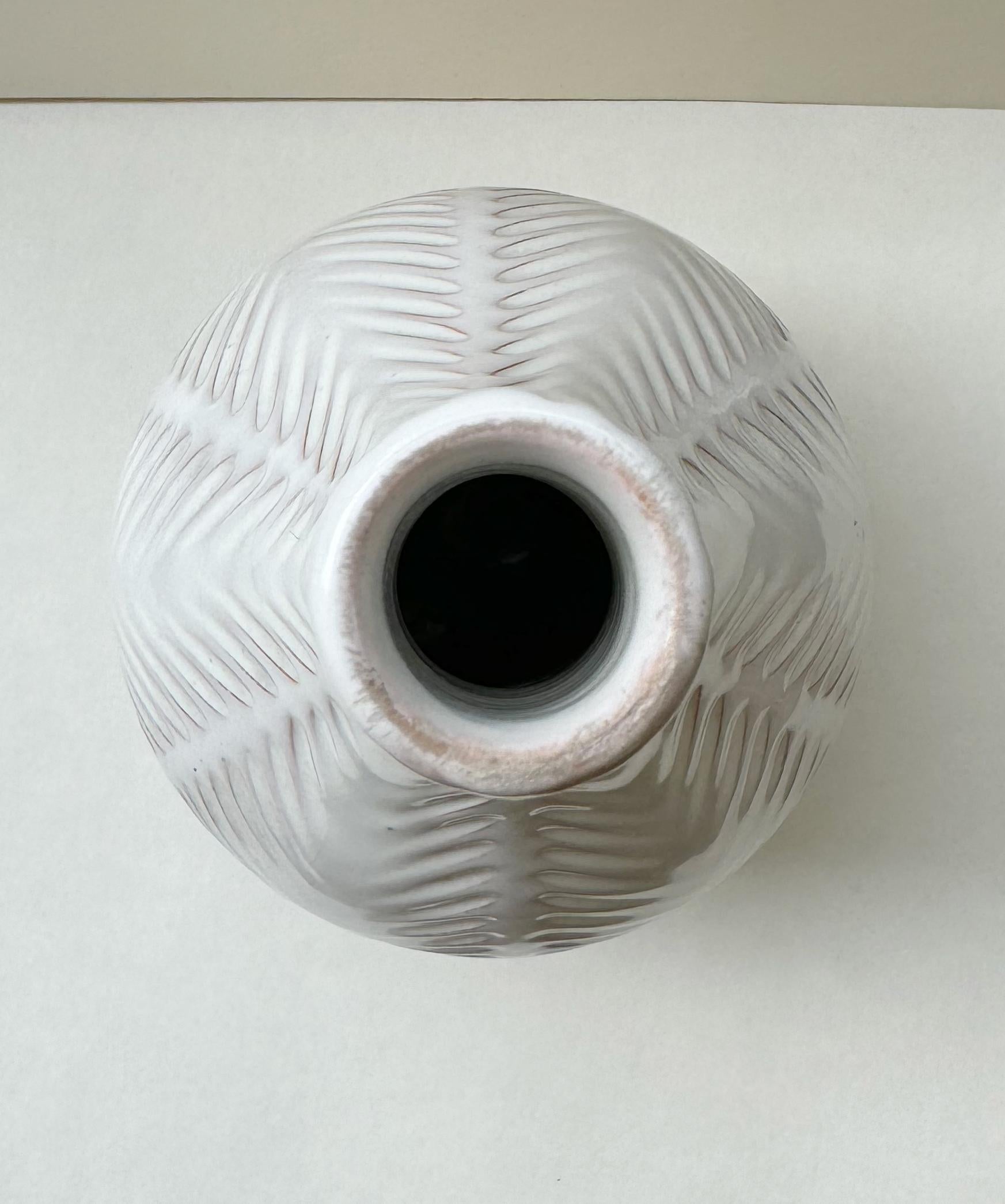 Svedese The Modern Scandinavian Anna-Lisa Thomson Vaso in gres, smaltato bianco sporco, Svezia in vendita
