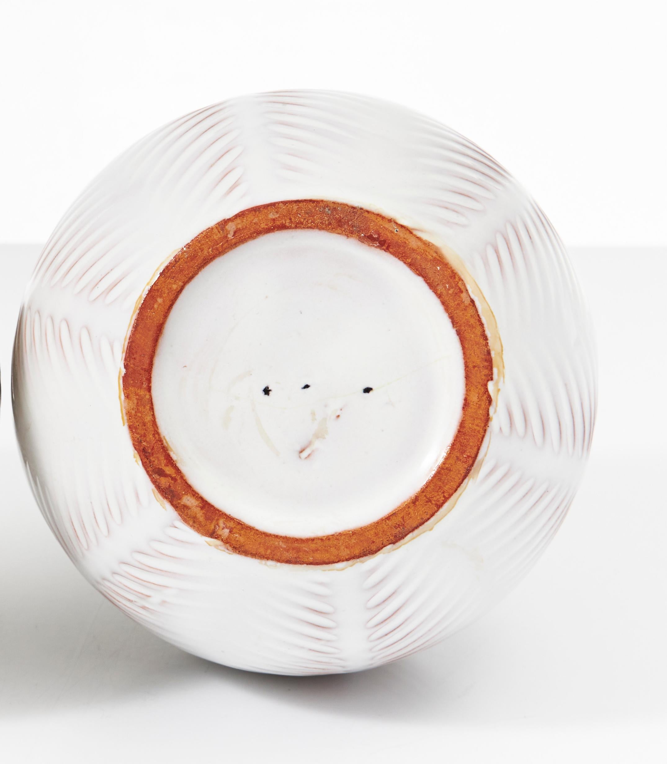 Stampato The Modern Scandinavian Anna-Lisa Thomson Vaso in gres, smaltato bianco sporco, Svezia in vendita