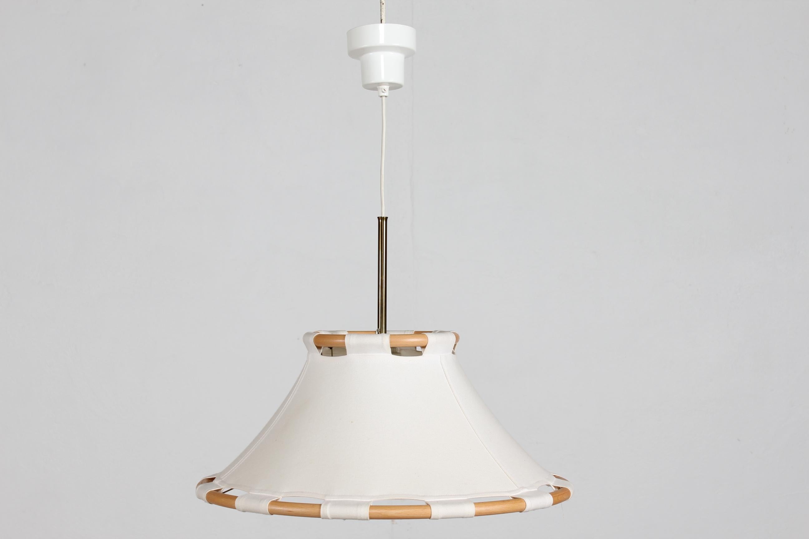 Scandinave moderne Lampe à suspension moderne scandinave Anna en bois et tissu beige, Atelje Lyktan Suède, 1970 en vente