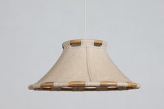 Ciondolo scandinavo moderno "Anna" in legno, tessuto beige scuro, Atelje Lyktan Svezia