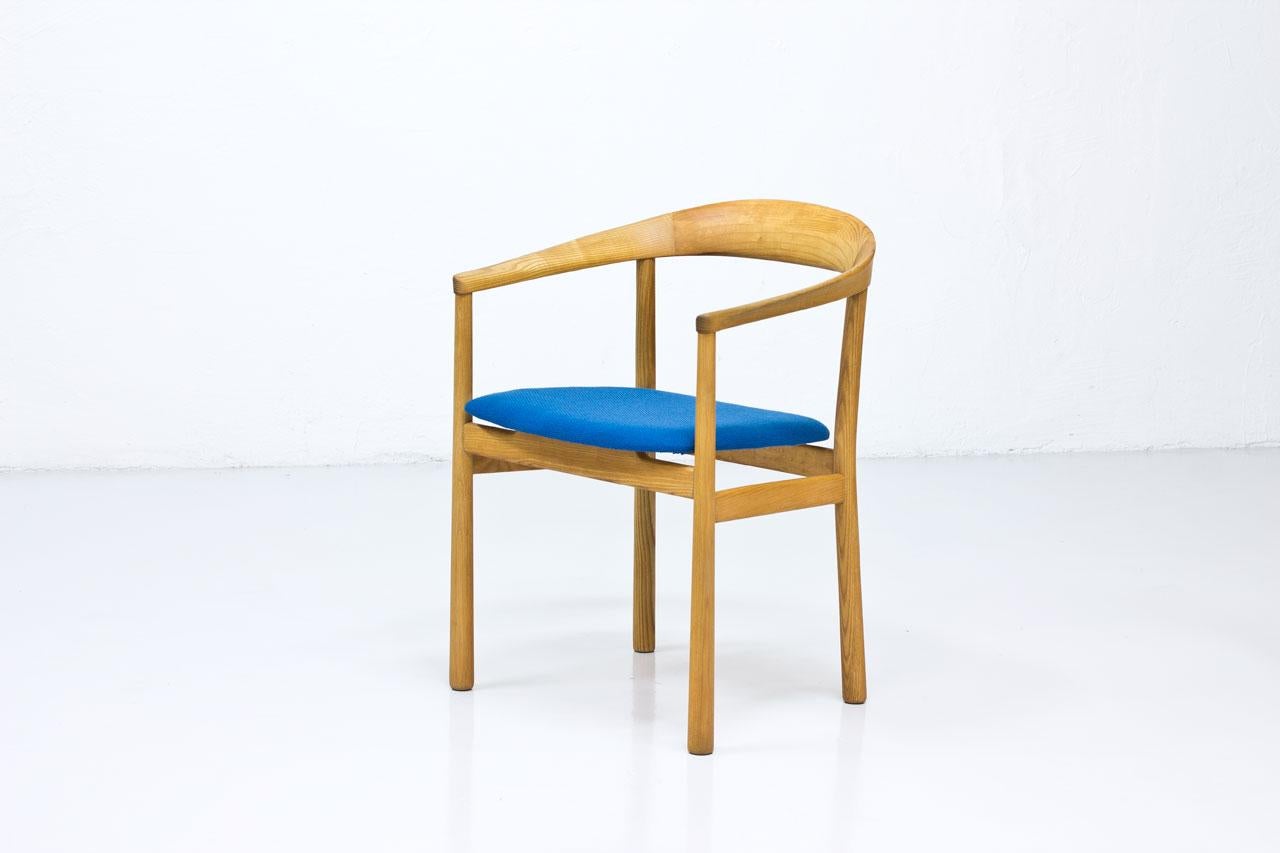 “Tokyo” armchair designed by Carl- Axel Acking.
Originally designed for the Swedish Embassy in Tokyo, 1959.
Manufactured by Nordiska Kompaniet in Sweden.
Made from ash, seat newly upholstered with vintage wool fabric from Knoll textiles.
