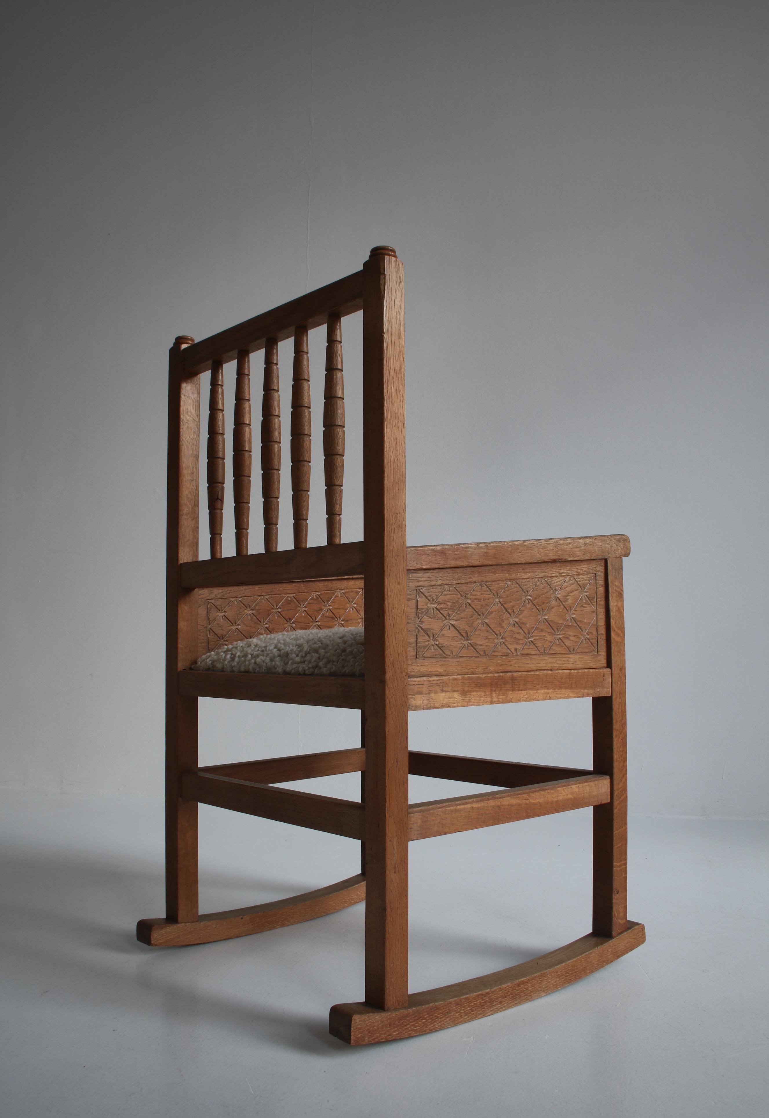 Fauteuil à bascule sculpté en peau de mouton et chêne, d'ébénistes, Danemark, 1930 en vente 4