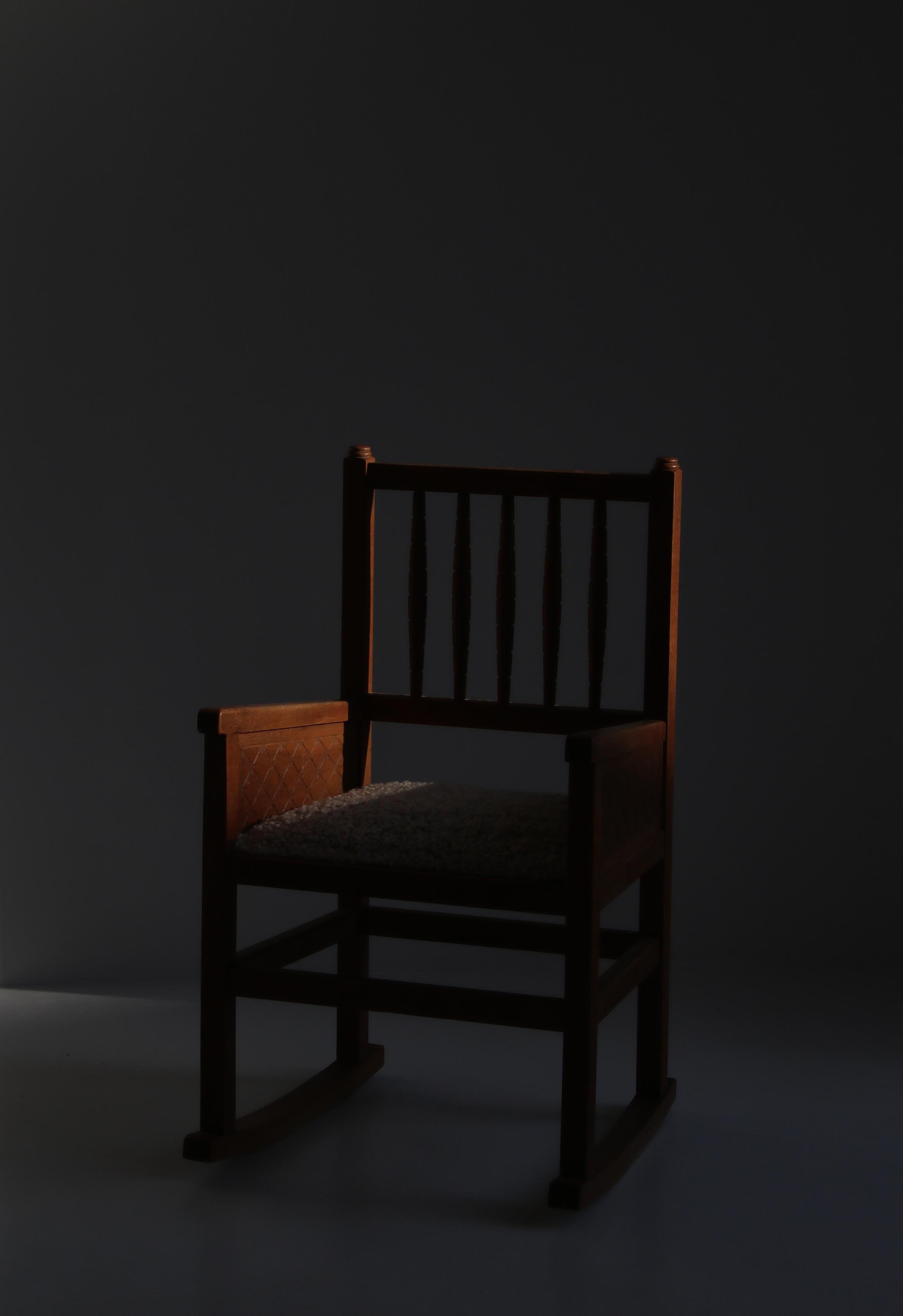 Fauteuil à bascule sculpté en peau de mouton et chêne, d'ébénistes, Danemark, 1930 en vente 10