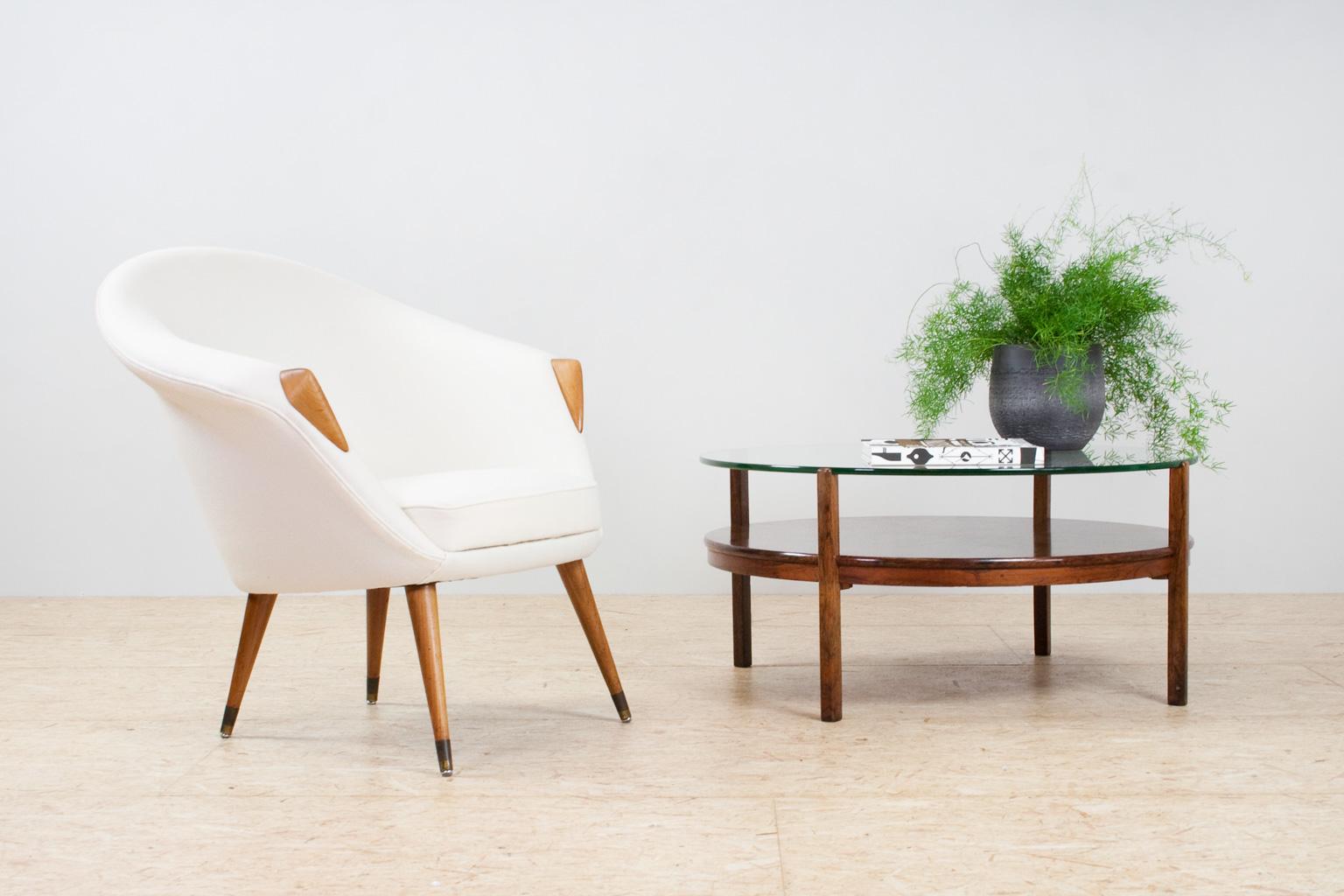 Light and elegantly shaped Scandinavian modern armchairs, Danish origin 1950s. We suspect the designer hand of Nanna Ditzel, yet have not found any label or hard evidence.
The curved seatings have been professionally re-upholstered in an off-white