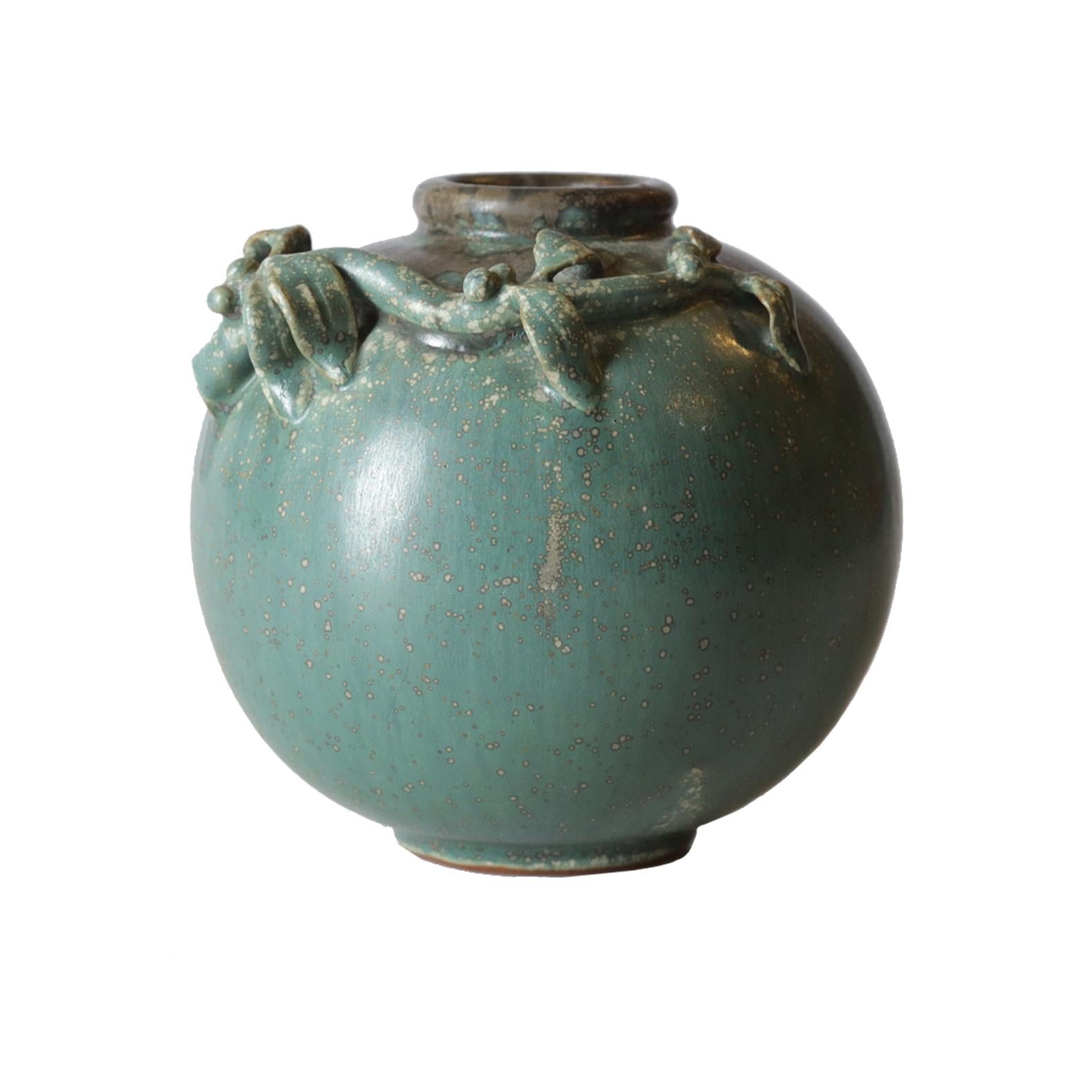 Il vaso numero 52 può essere considerato un oggetto da collezione ed è apprezzato dagli appassionati di ceramica e dai collezionisti di design danese del XX secolo. L'estetica semplice ma elegante che caratterizza le sue opere le rende