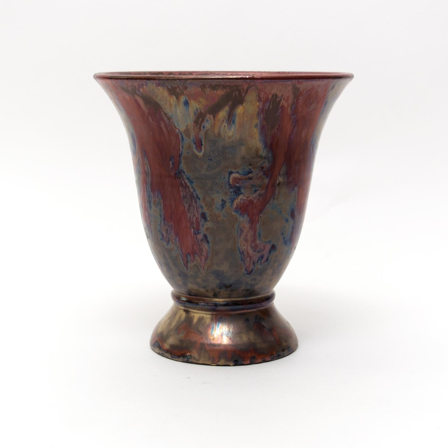 Vase cannelé en céramique de Höganäs Keramik en glaçure polychrome lustrée. Mesures : Hauteur : 8