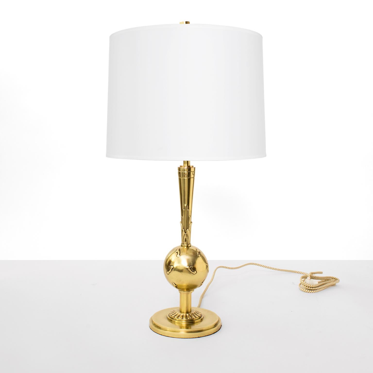 Scandinavian Modern, Art Deco bronze table lamp with a stepped platform, a decorated sphere and stem. Newly rewired high quality brass hardware and a double cluster standard sockets, ready for use for the USA.
 
Measures: Diameter 5.25